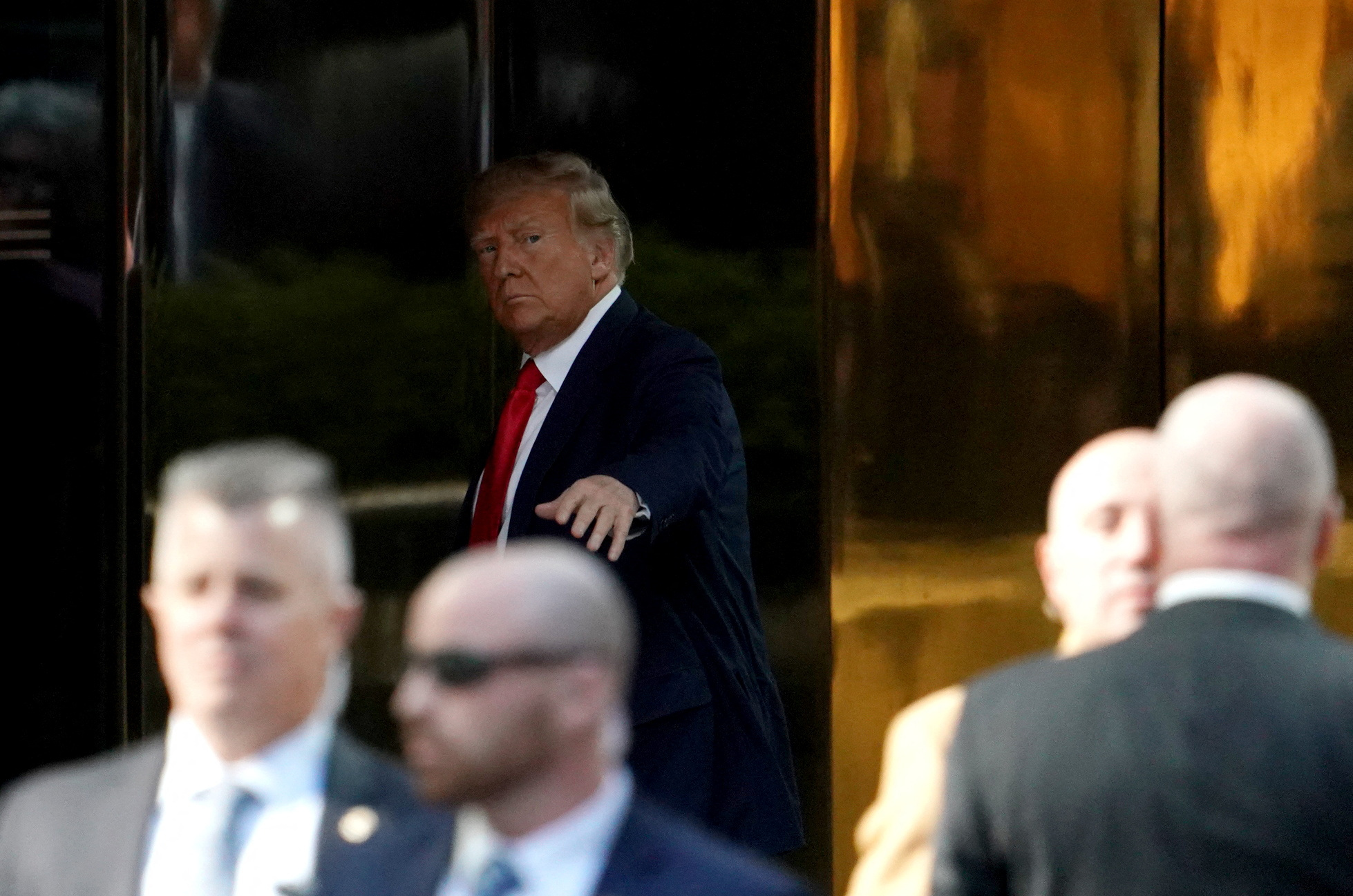 Donald Trump llega a la Trump Tower, luego de ser acusado. Deberá comparecer ante la Justicia norteamericana. REUTERS/David Dee Delgado