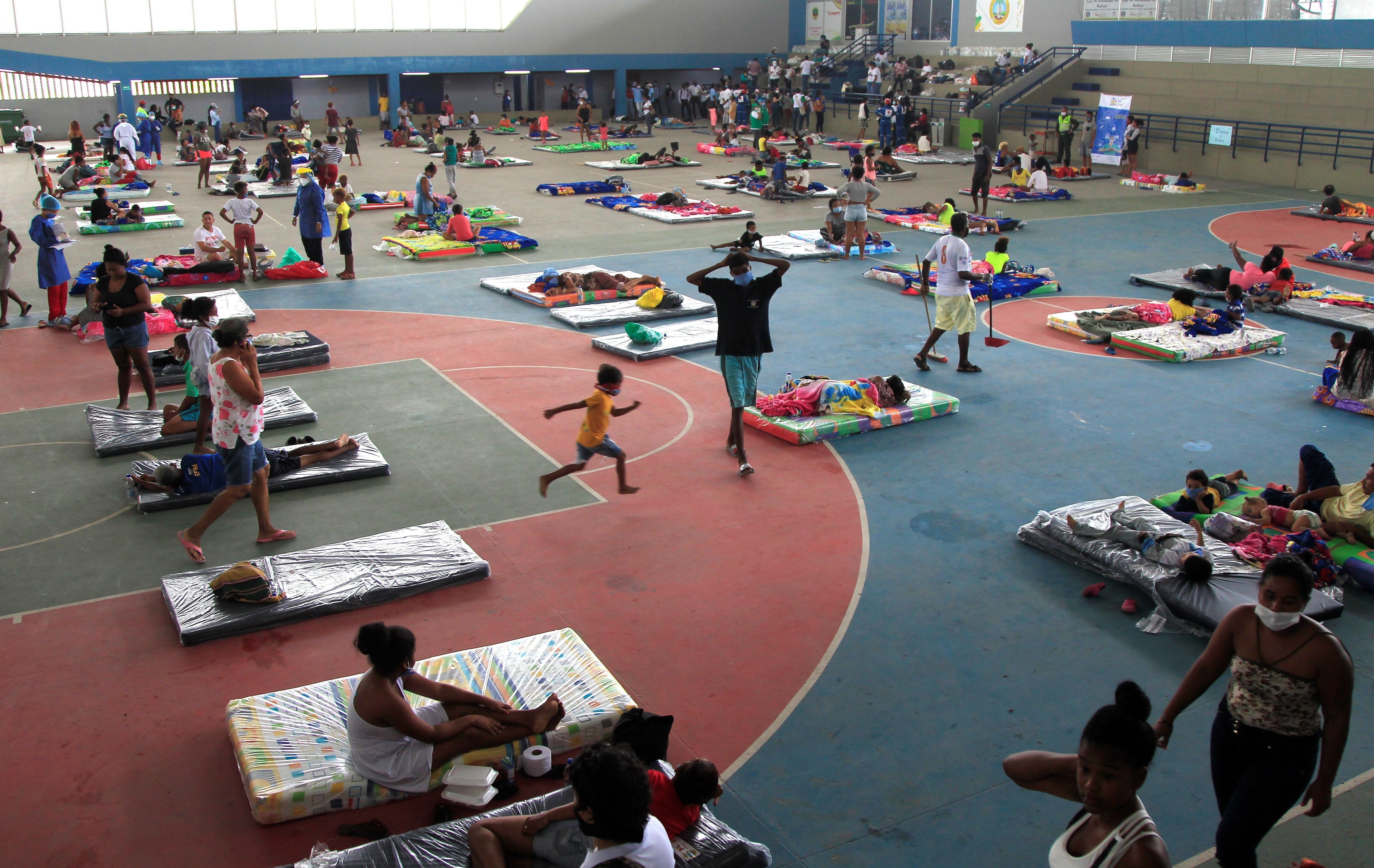 Cerca de 100 familias afectadas por las inundaciones causadas por el huracán Iota se refugian hoy en un albergue instalado en el Coliseo de Combate de Cartagena, en Cartagena (Colombia). EFE/RICARDO MALDONADO ROZO
