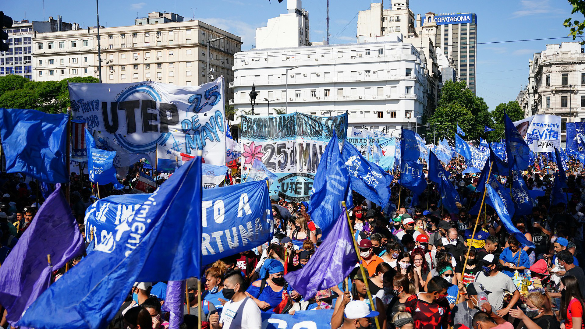 Los movimientos sociales acompañaron a Alberto Fernández en la Plaza de Mayo durante el acto por el Día de la Militancia