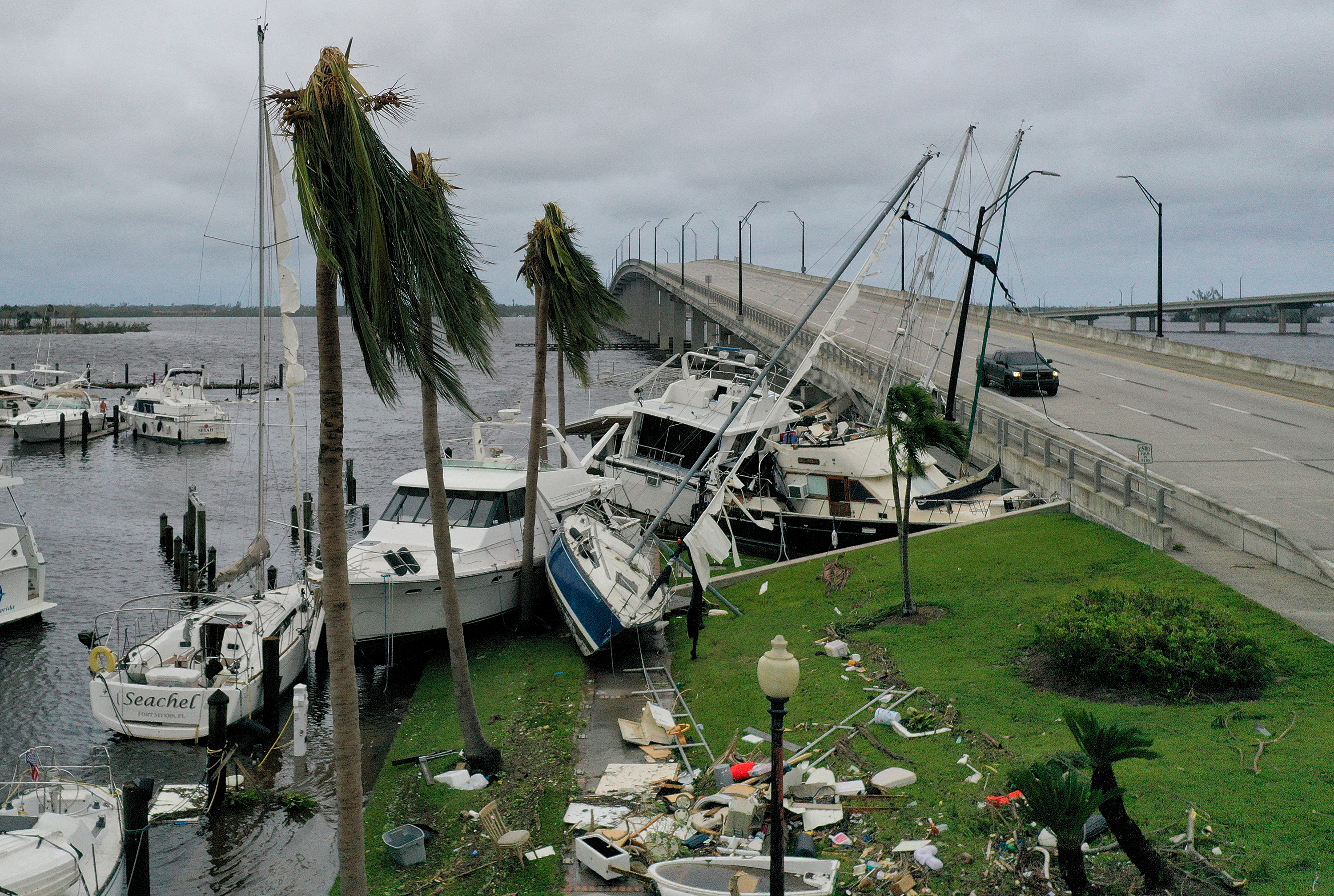 Los botes son empujados hacia arriba en una calzada después de que el huracán Ian pasara por el área el 29 de septiembre de 2022 en Fort Myers, Florida. (JOE RAEDLE / GETTY IMAGES NORTH AMERICA / Getty Images via AFP)
