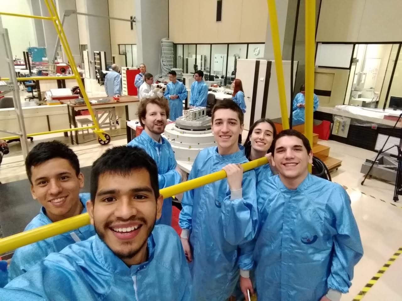 Trabajando en equipo durante un ensayo de laboratorio en LIT (Integration and Testing Laboratory) en el INPE, el Instituto Nacional de Investigación Espacial de Brasil 