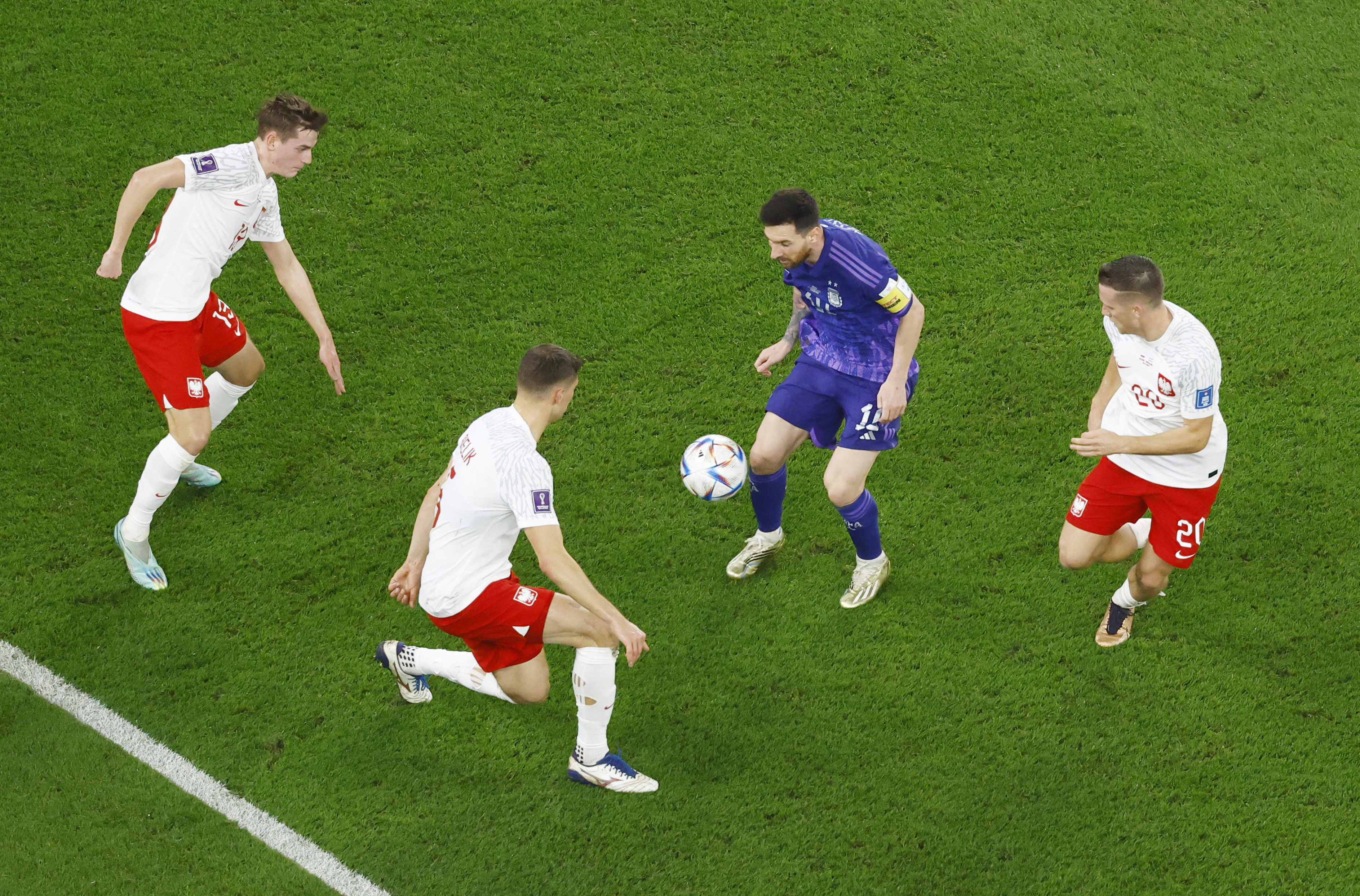 Lionel Messi escapa de la marca de Jakub Kaminski, Karol Swiderski y Piotr Zielinski. Foto: REUTERS/Peter Cziborra