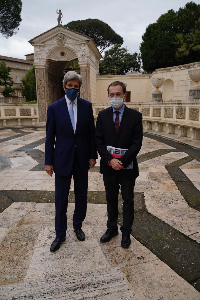 Gustavo Beliz y John Kerry durante el taller académico en el Vaticano