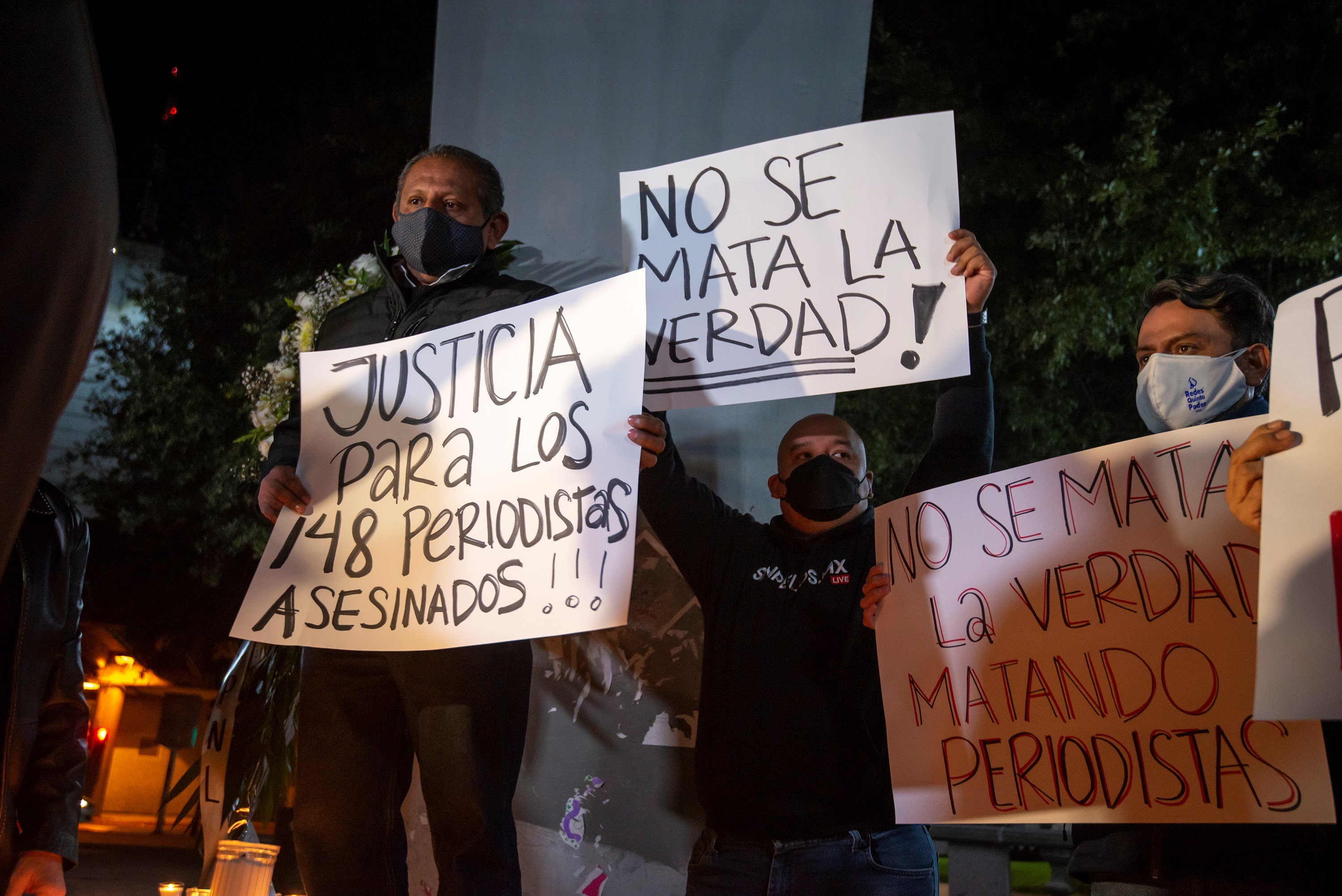 Un grupo de fotógrafos y reporteros de medios de comunicación del noreste de México protestan en el monumento a la Libertad de Expresión para rechazar la violencia en contra de sus colegas y el oficio de informar (Foto: EFE)