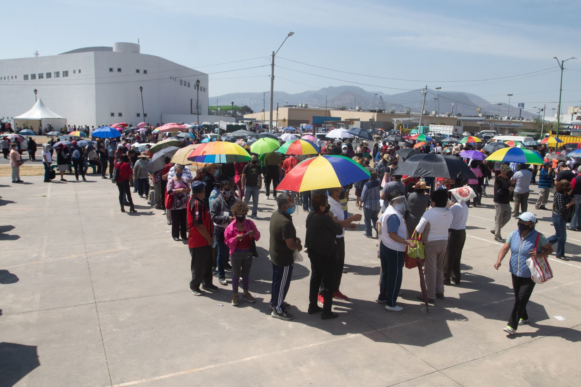 El pasado lunes comenzó la aplicación de las primeras 200 mil dosis de la vacuna Cansino a adultos mayores en Ecatepec.
FOTO: GRACIELA LÓPEZ /CUARTOSCURO.COM