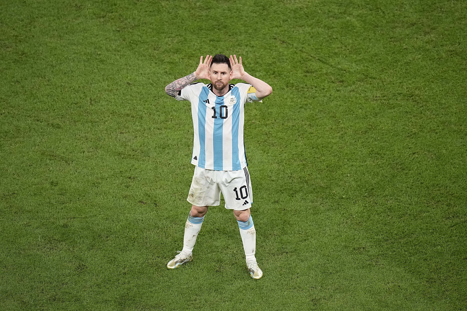Messi celebra tras marcar el segundo gol de Argentina frente a Países Bajos (AP Photo/Ariel Schalit)