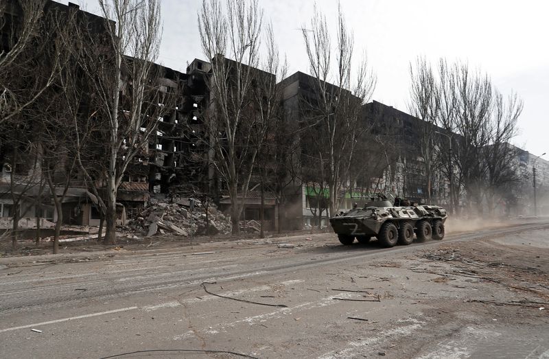 Un blindado de fuerzas prorrusas avanza por una avenida de la bombardeada ciudad de Mariúpol, Ucrania. 31 marzo 2022. REUTERS/Alexander Ermochenko