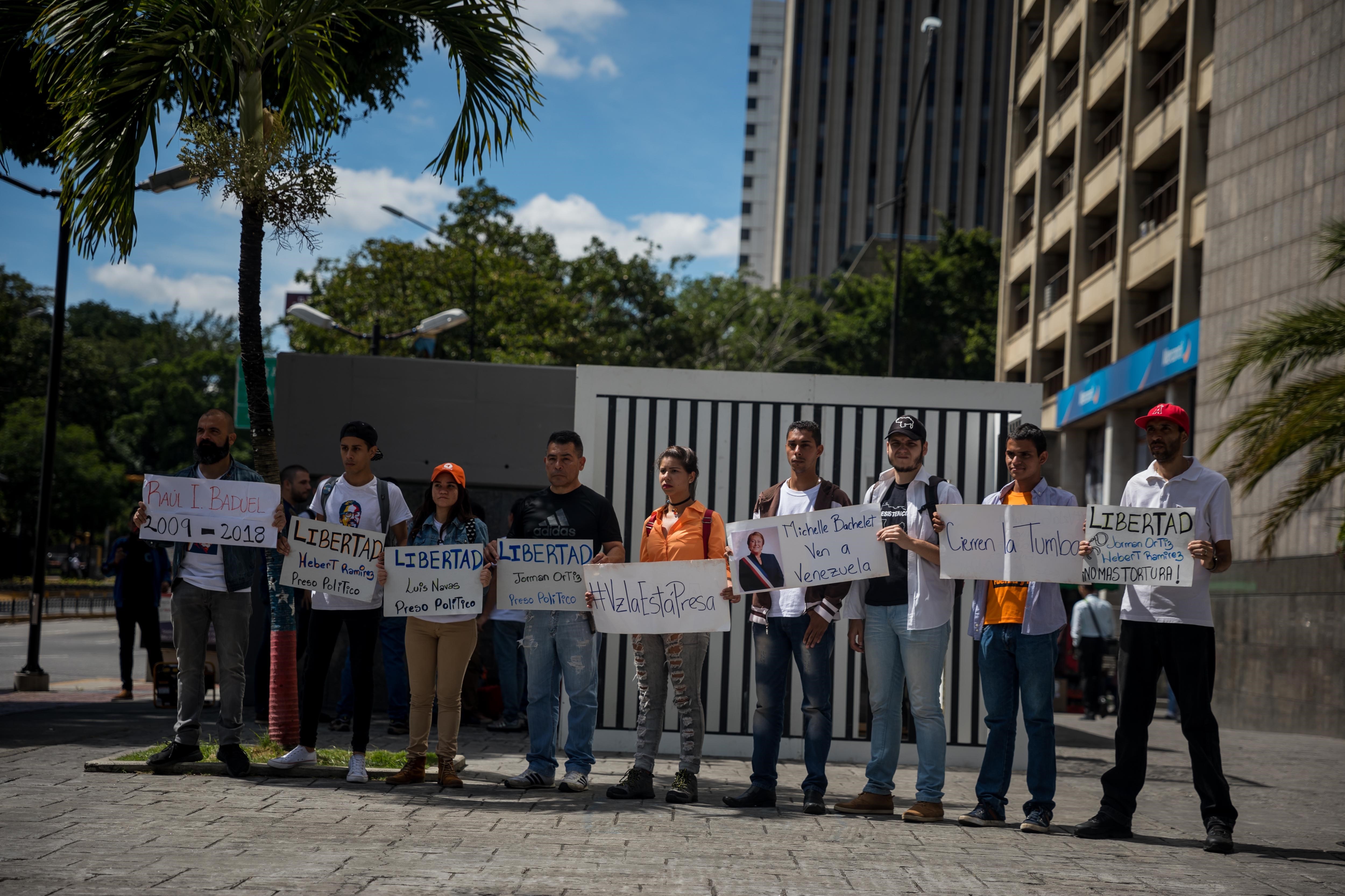El registro de ciudadanos venezolanos al exigir la libertad de los presos políticos en su país, en Caracas