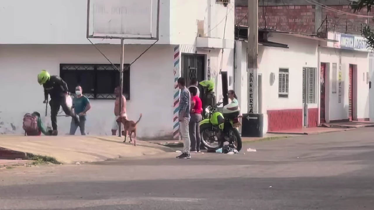 Polémica en Cúcuta por video de un policía pateando y golpeando a un habitante de calle