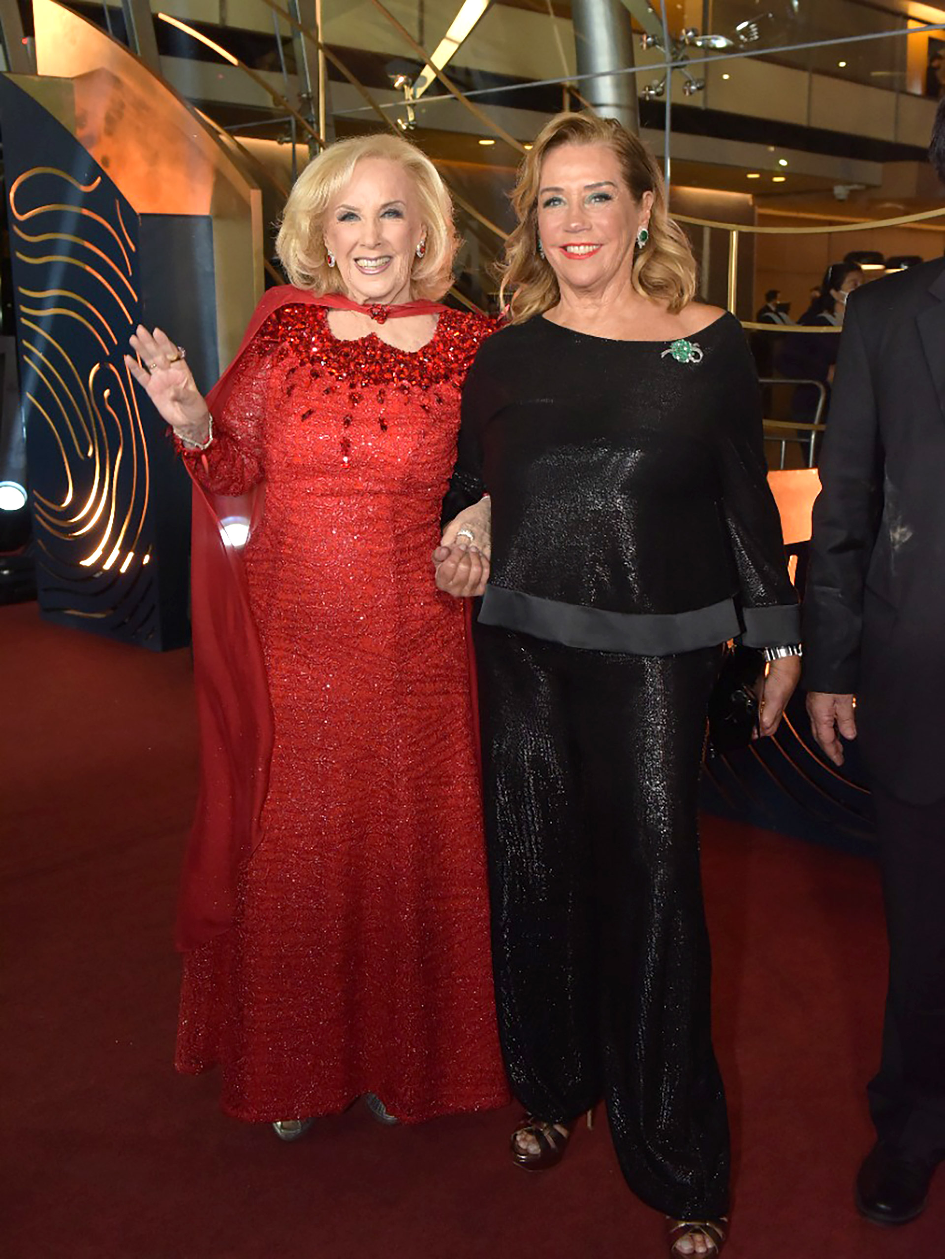 Mirtha Legrand, alături de fiica ei Marcela Tinayre, nepoata ei Juana Viale și strănepoata ei, Ámbar de Benedictis, au fost prezenți la celebra seară de premiere a celor mai bune televiziuni argentiniene (Gustavo Gavotti)