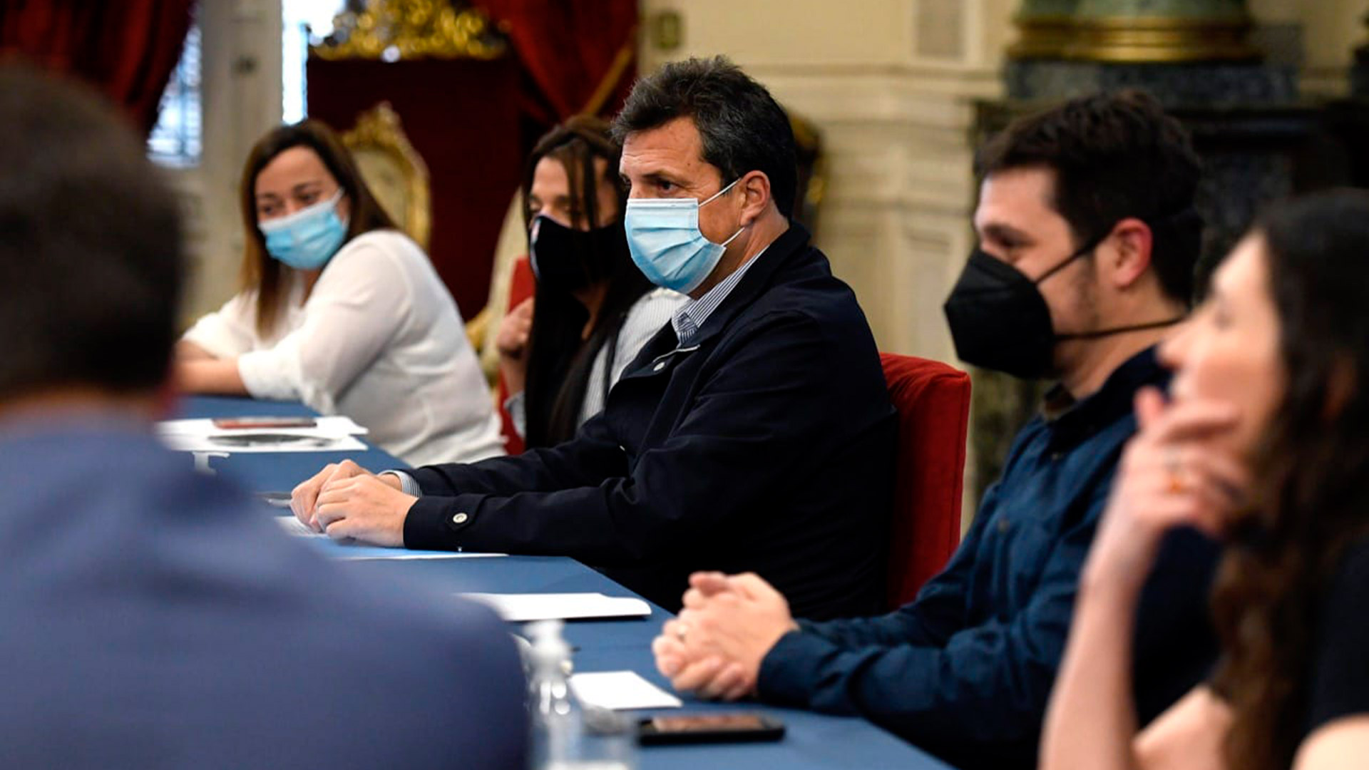 Sergio Massa en el centro y Cecilia Moreau en el fondo de la imagen