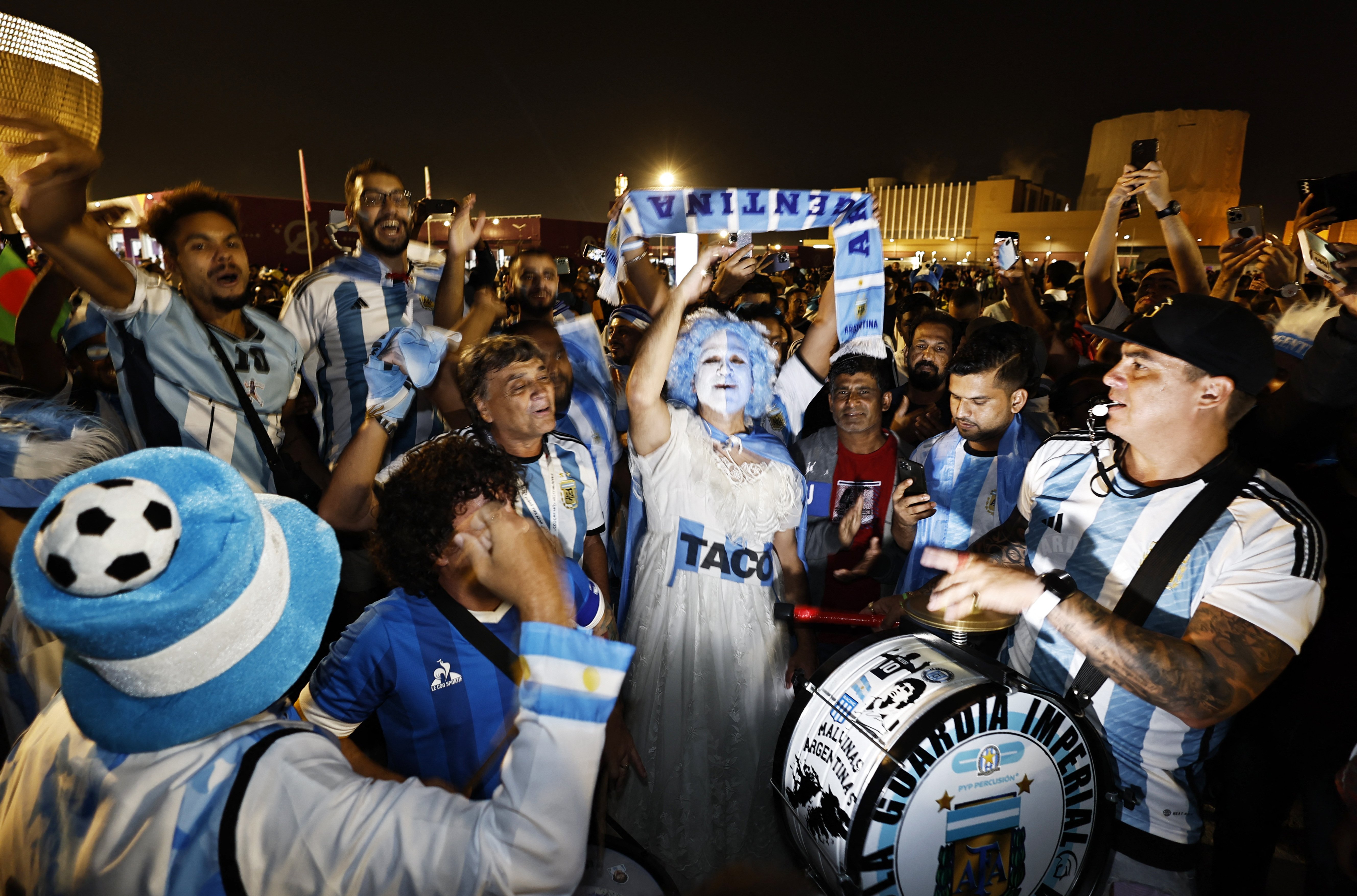 Con bombos y con mucho colorido, los hinchas argentinos se hacen sentir en Qatar (REUTERS/Hamad I Mohammed)