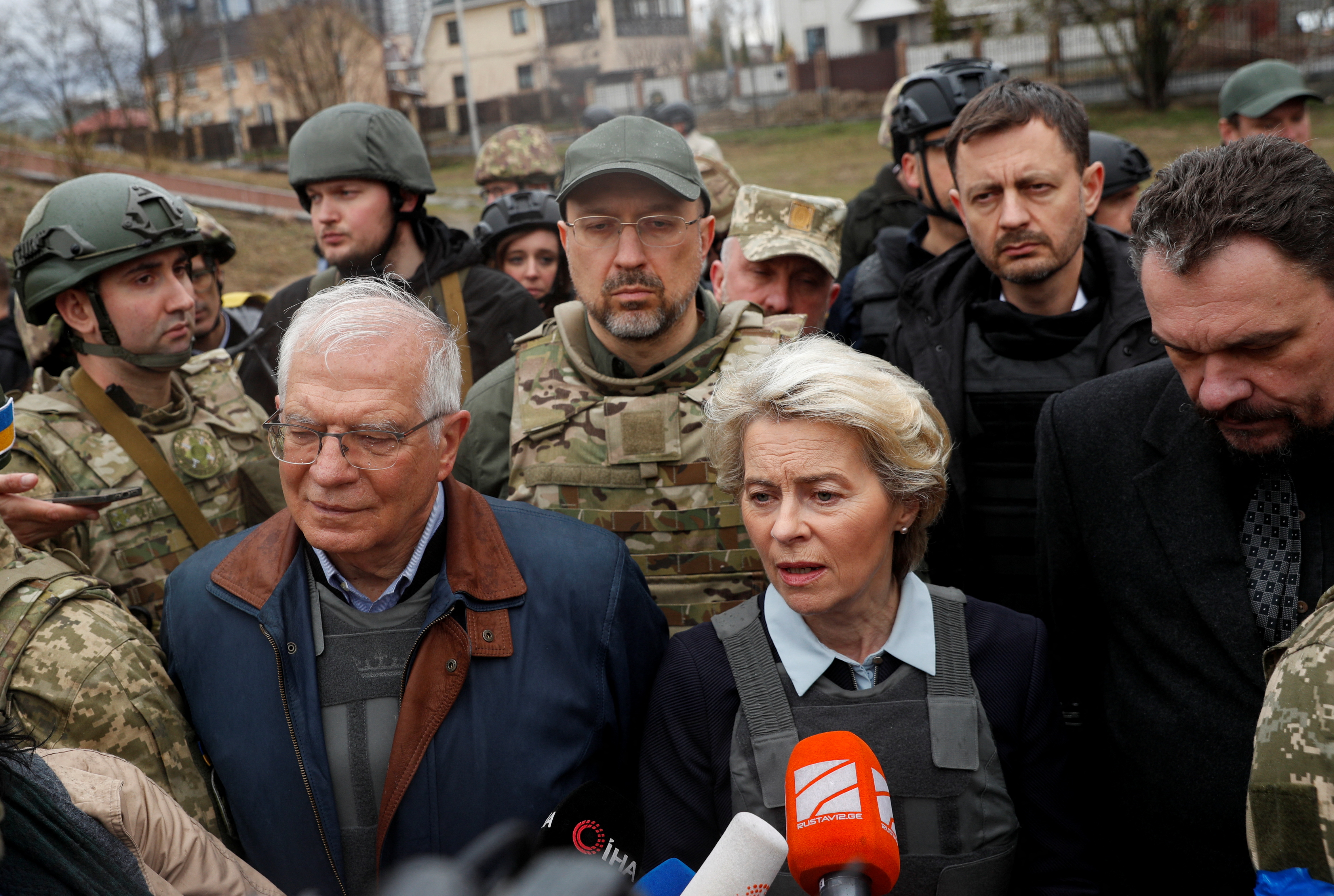 La presidenta de la Comisión Europea, Ursula von der Leyen, y el jefe de la diplomacia europea, Josep Borrell, visitaron Bucha, en Ucrania (REUTERS/Valentyn Ogirenko)