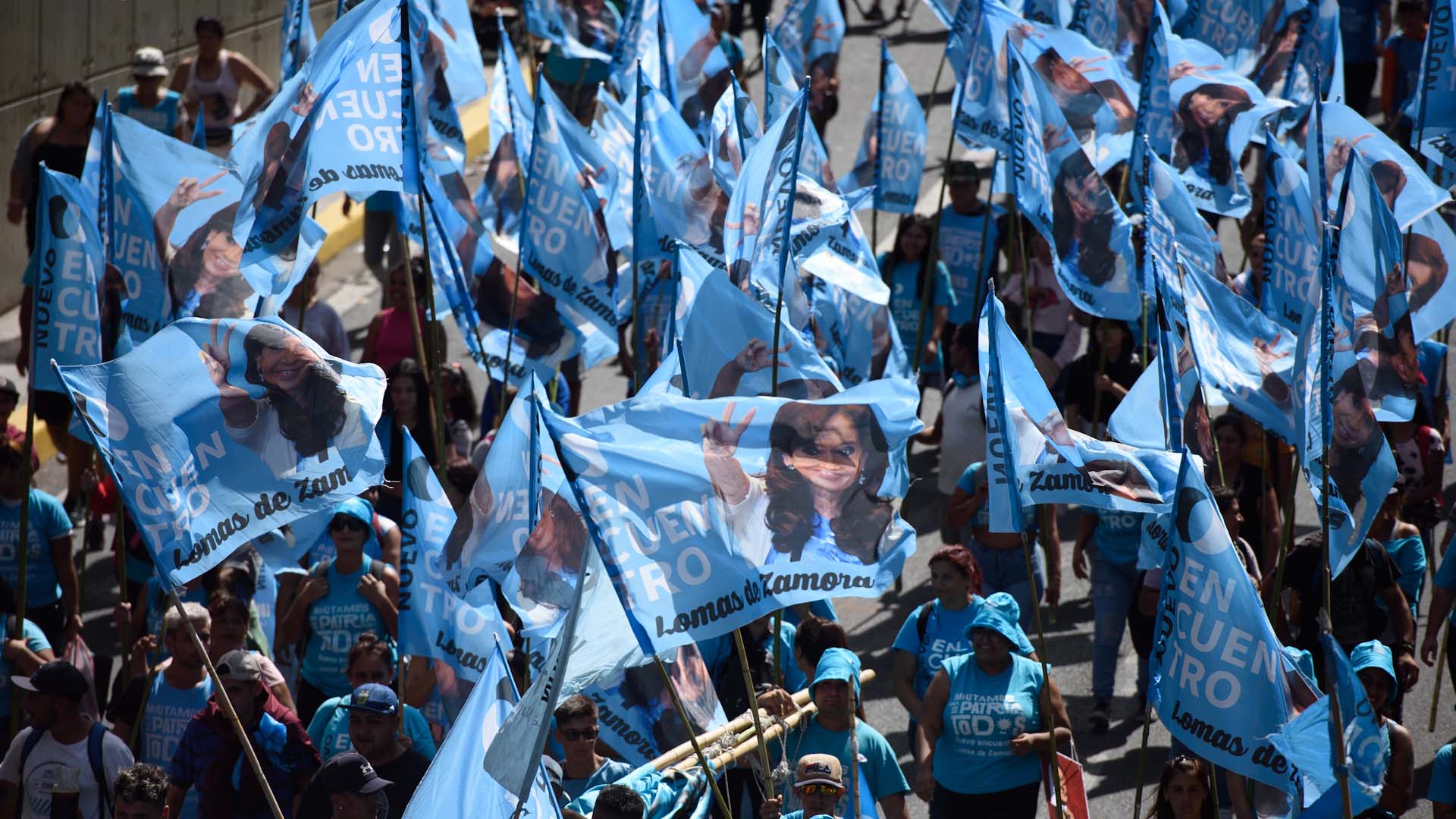 La militancia kirchnerista en el marco del operativo clamor para impulsar la candidatura de CFK en las próximas elecciones presidenciales