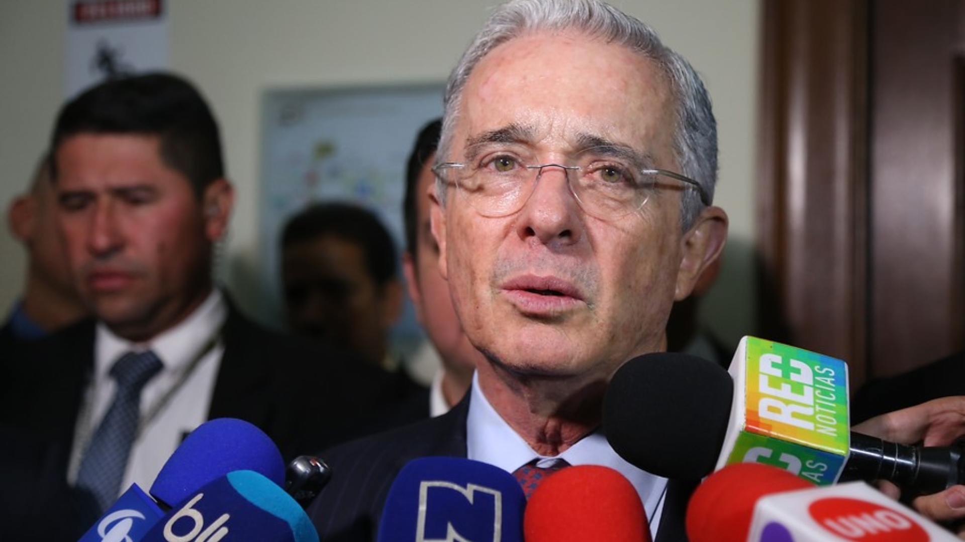 Video | “Uribe paraco, saludos”: el mensaje que fue leído en plena transmisión de los Juegos Olímpicos