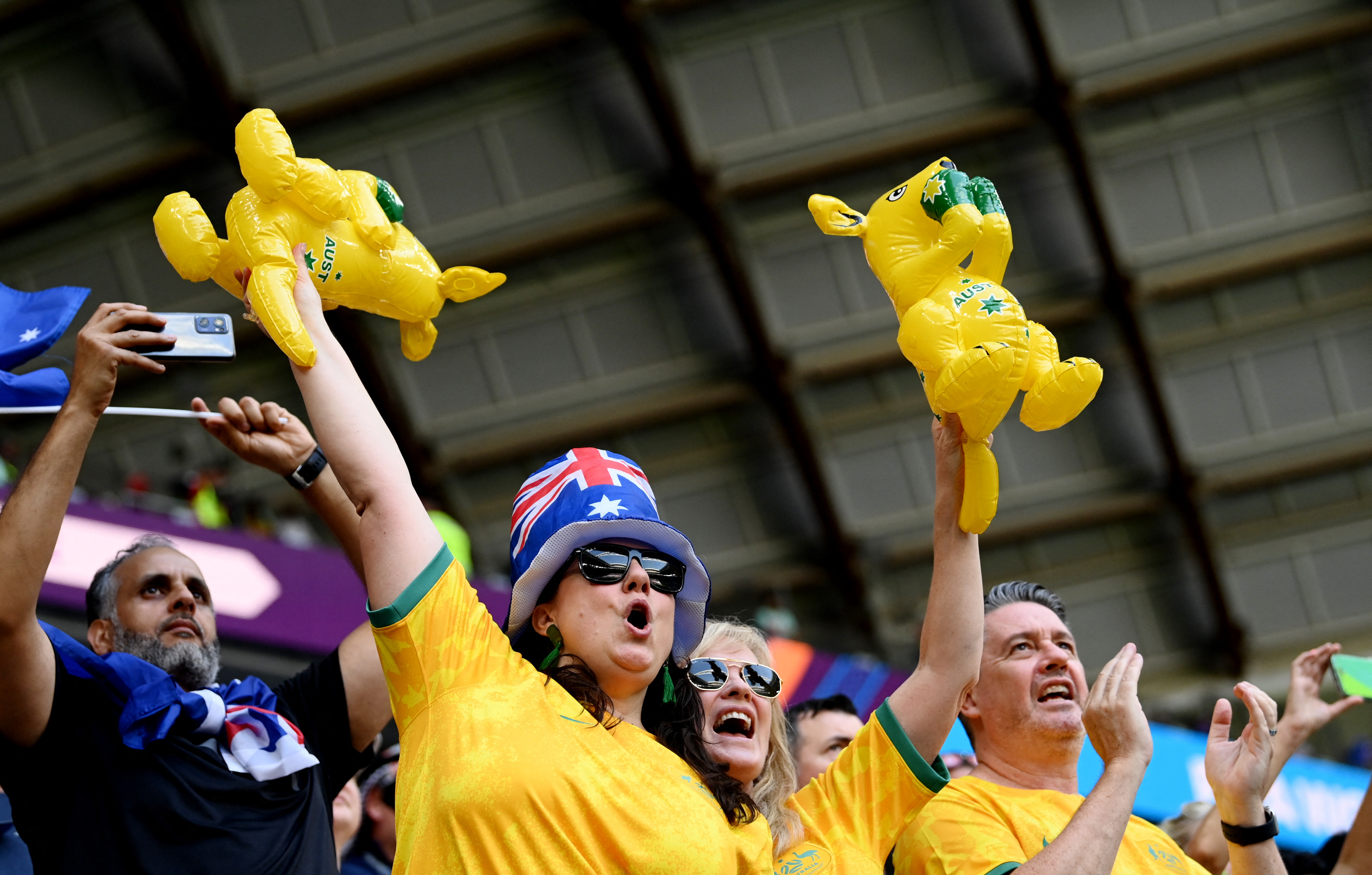 Fans de Australia ponen el color en las gradas del Al Janoub Stadium REUTERS/Annegret Hilse