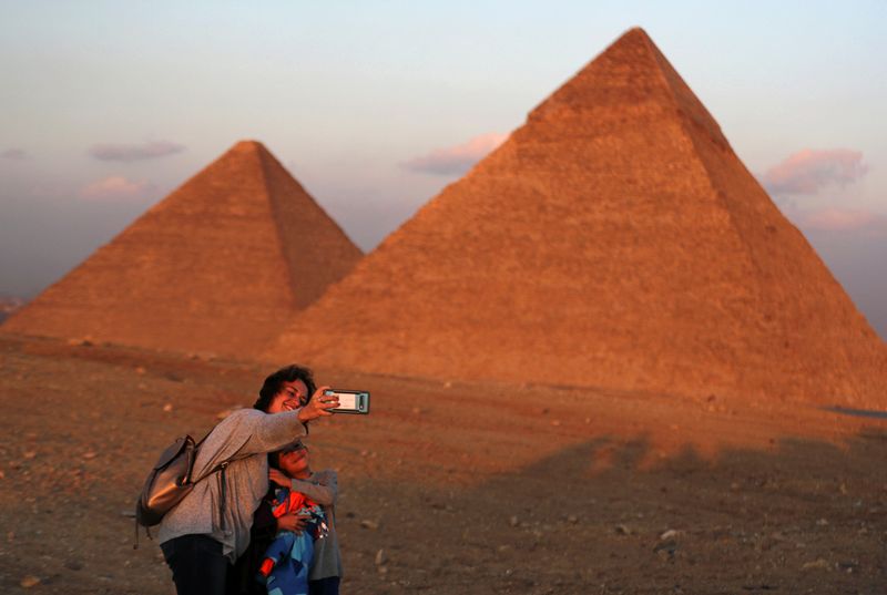 Foto de archivo. Una turista se hace un selfie con su hija frente a la Gran Pirámide de Guiza, en las afueras de El Cairo, Egipto. 26 de octubre de 2019. REUTERS/Mohamed Abd El Ghany.