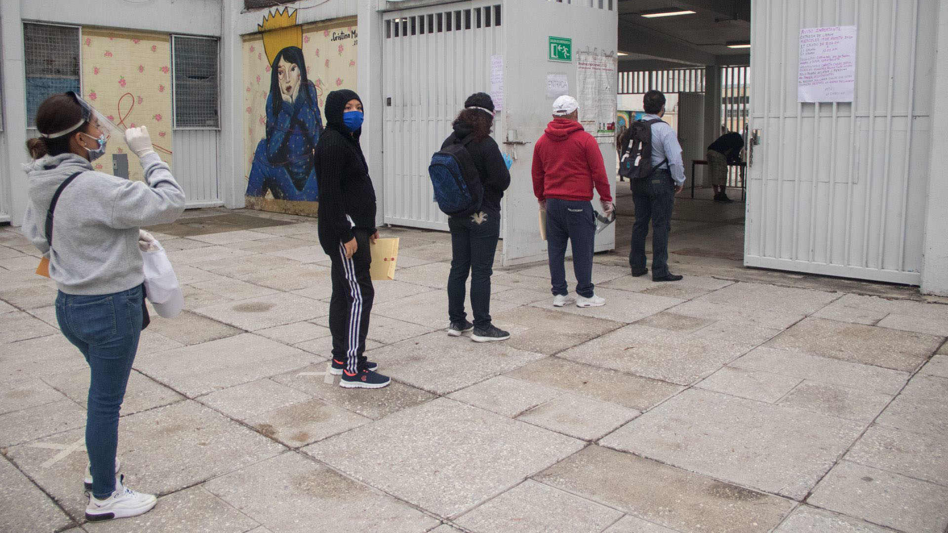 En todo momento se debía de mantener la sanadistancia entre los padres de familia que acudieron por los libros (Foto: Cuartoscuro)