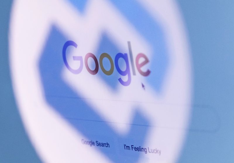 El logotipo del regulador estatal de comunicaciones de Rusia, Roskomnadzor, se refleja en la pantalla de una computadora (REUTERS/Maxim Shemetov/Ilustración/File Photo)