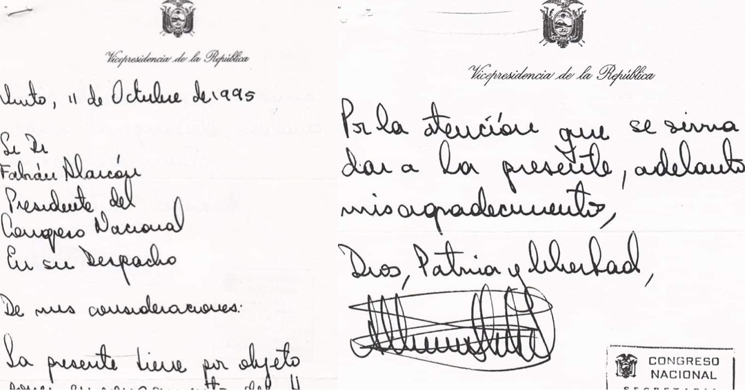 Alberto Dahik escribió su renuncia a mano, mientras estaba en su vehículo. (Foto: Pedro Granja).