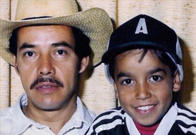 Lupillo Rivera también vendía chicles cuando era niño, en la imagen aparece junto a su padre (Foto: Instagram/@lupillo rivera oficial)