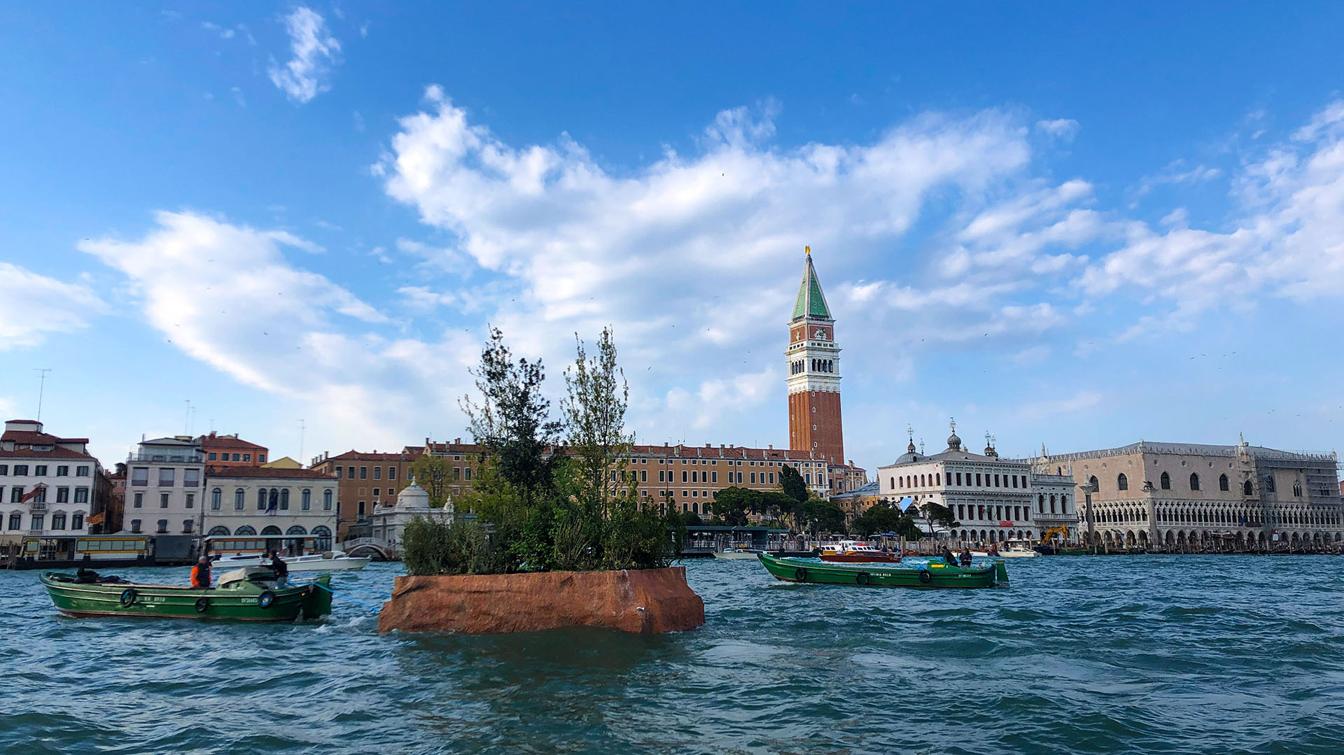  Galla, una escultura que navega el Gran Canal de Venecia
