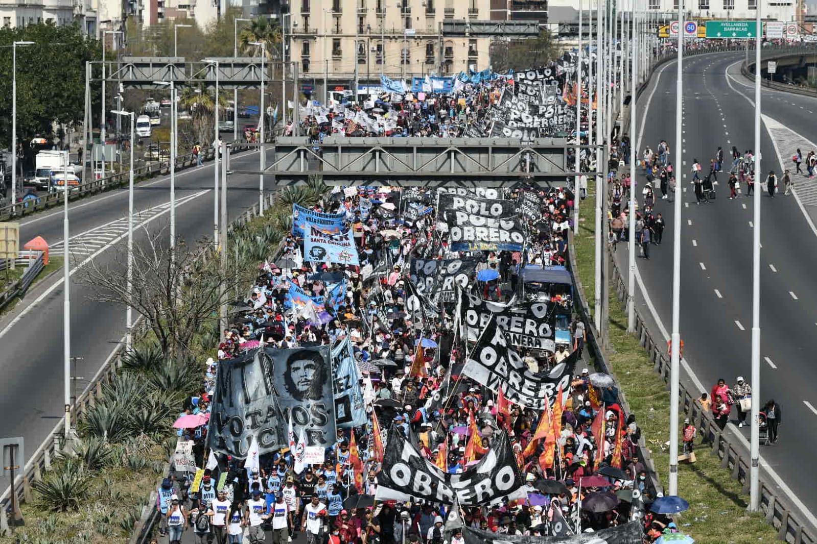 Una movilización piquetera avanza por una autopista en la ciudad de Buenos Aires (Imagen de archivo)