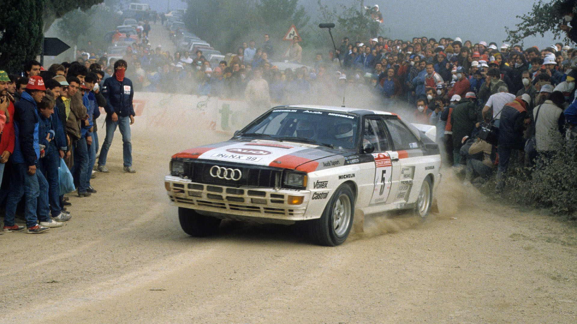 En 1982, bajo la reglamentación de Grupo B que todavía no estaba en vigencia, Audi presentó el poderoso Quattro. Fue el primer auto de tracción integral del mundial de rally