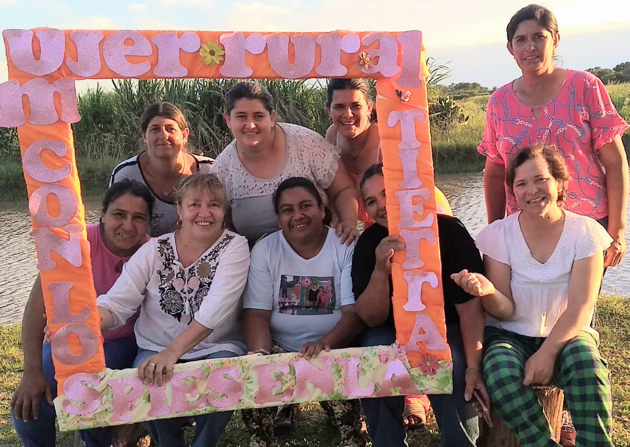 Junto al grupo de "Mujeres Rurales, con los pies en la&nbsp;tierra", que busca aunar saberes para promover lo sano, capacitarse para hacer mejor y unirse para ser más fuertes