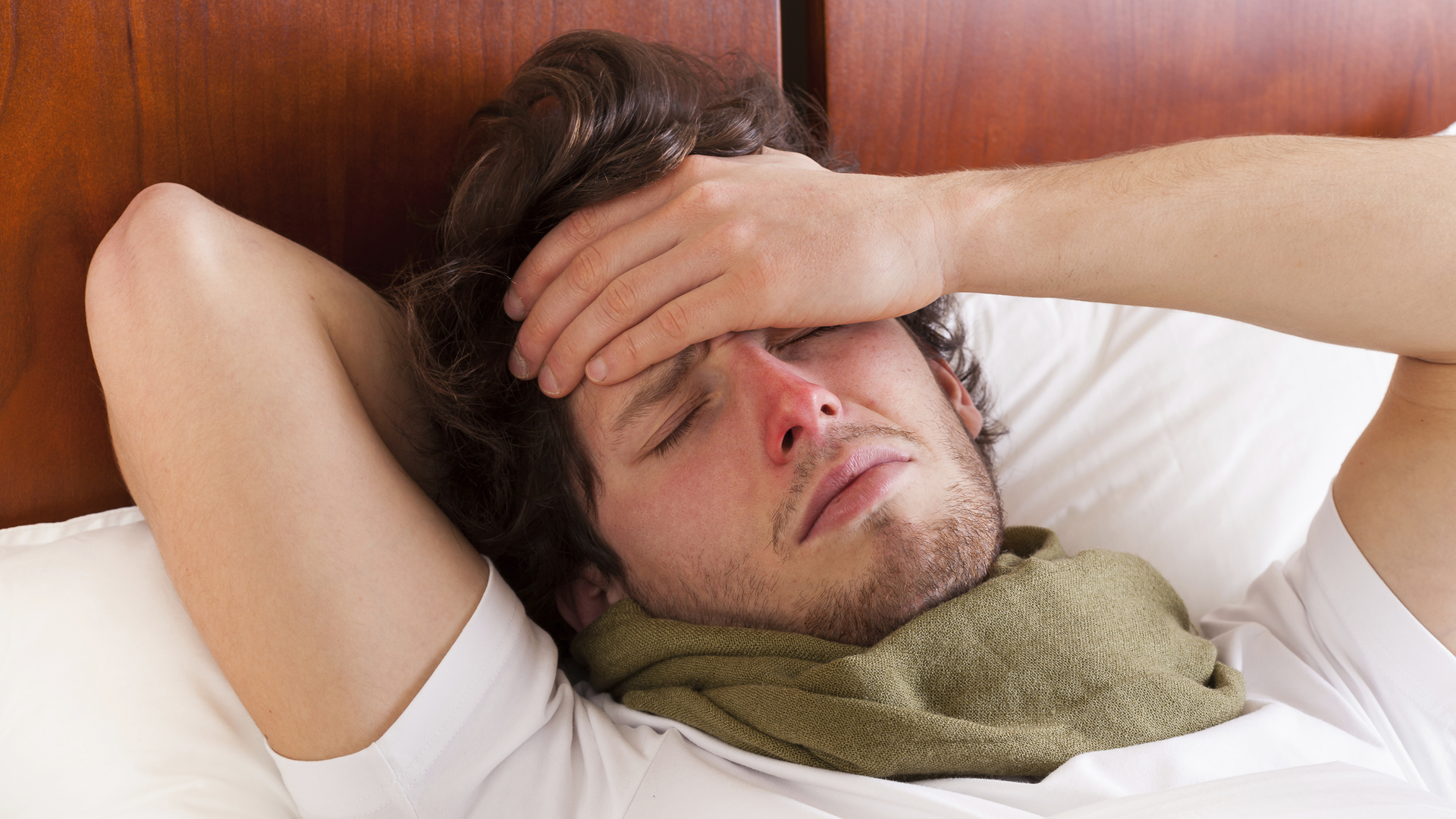 El dolor de cabeza, el decaimiento, la tos, el dolor de garganta, la congestión nasal, el dolor muscular y el malestar generalizado pueden ser síntomas de la gripe (iStock)