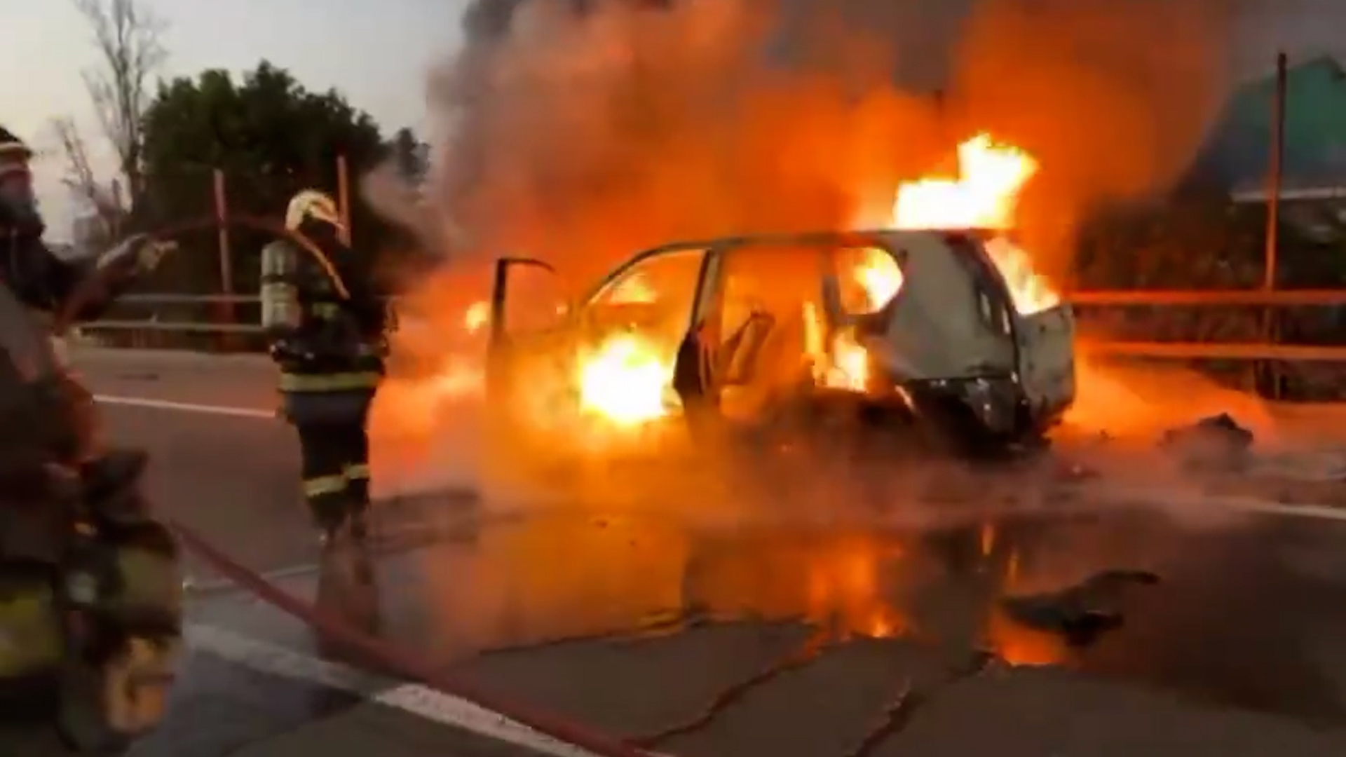 Choque, vuelco e incendio sobre la autopista 9 de Julio Sur: se registran demoras en el tránsito
