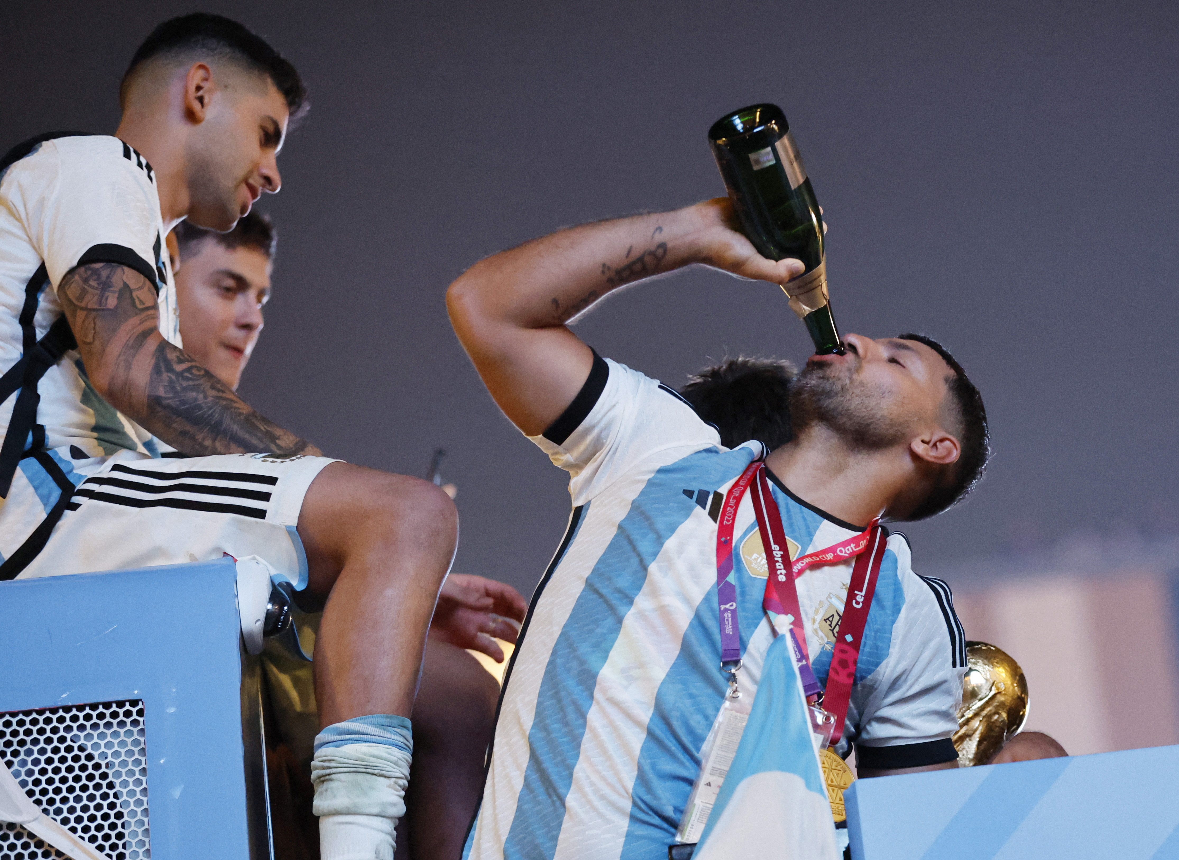 Agüero confesó que Messi lo retó porque estaba bebiendo de más en los festejos (REUTERS/Thaier Al-Sudani)
