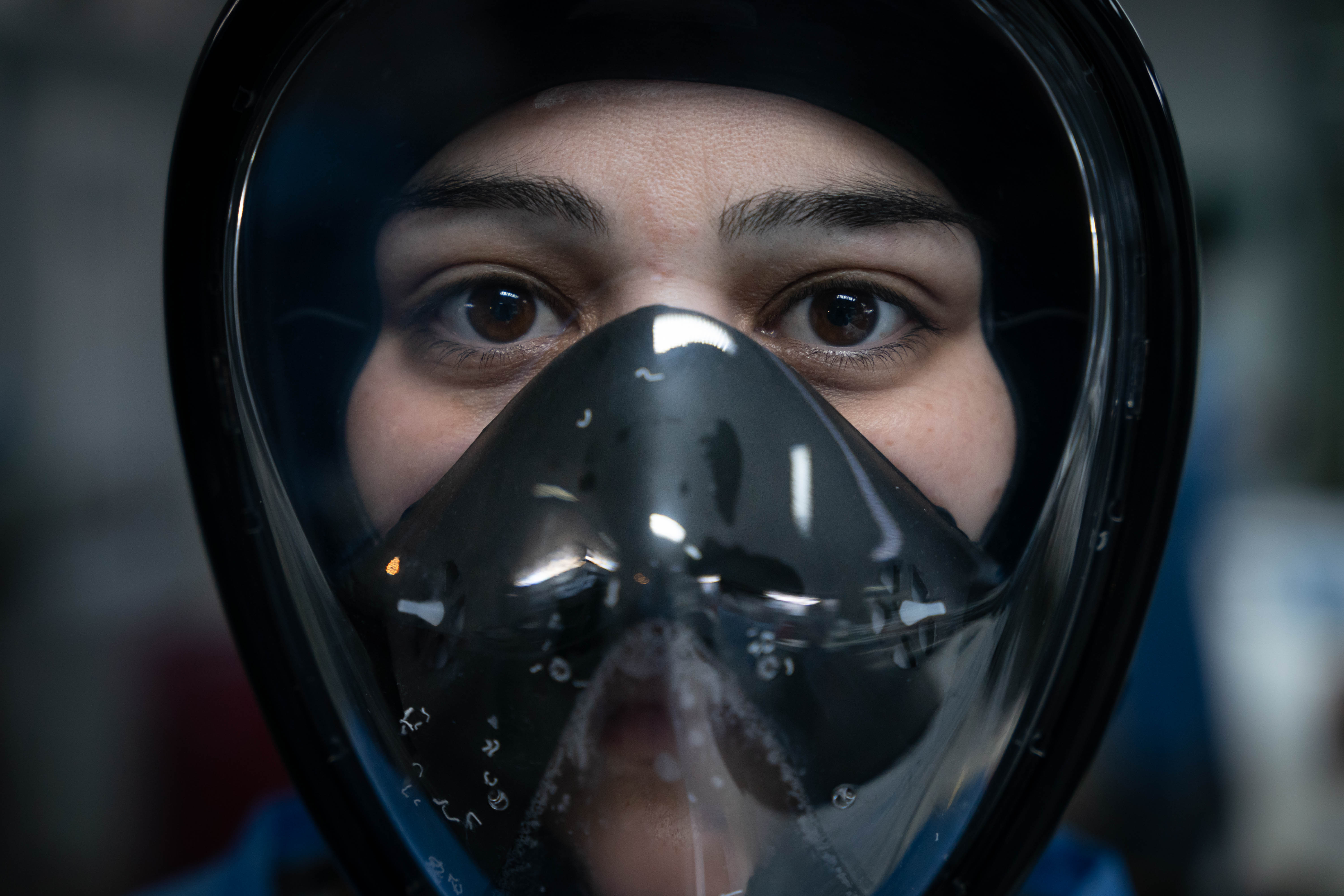 Juliana Torquati, con una máscara de snorkel adaptada para uso médico. Las donó la ONG