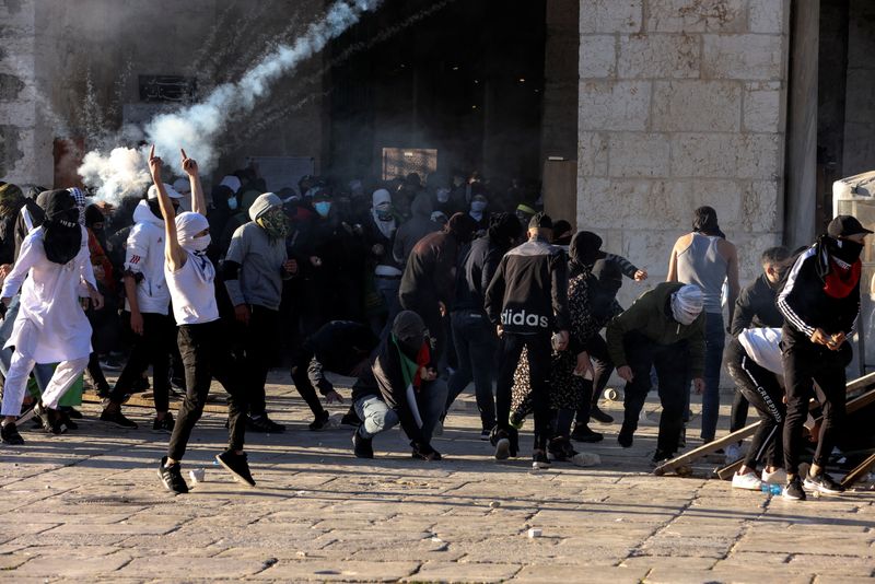 Manifestantes palestinos chocan con las fuerzas de seguridad israelíes en el complejo que alberga la mezquita de Al-Aqsa, conocida por los musulmanes como Noble Santuario y por los judíos como Monte del Templo, en la Ciudad Vieja de Jerusalén (REUTERS/Ammar Awad)