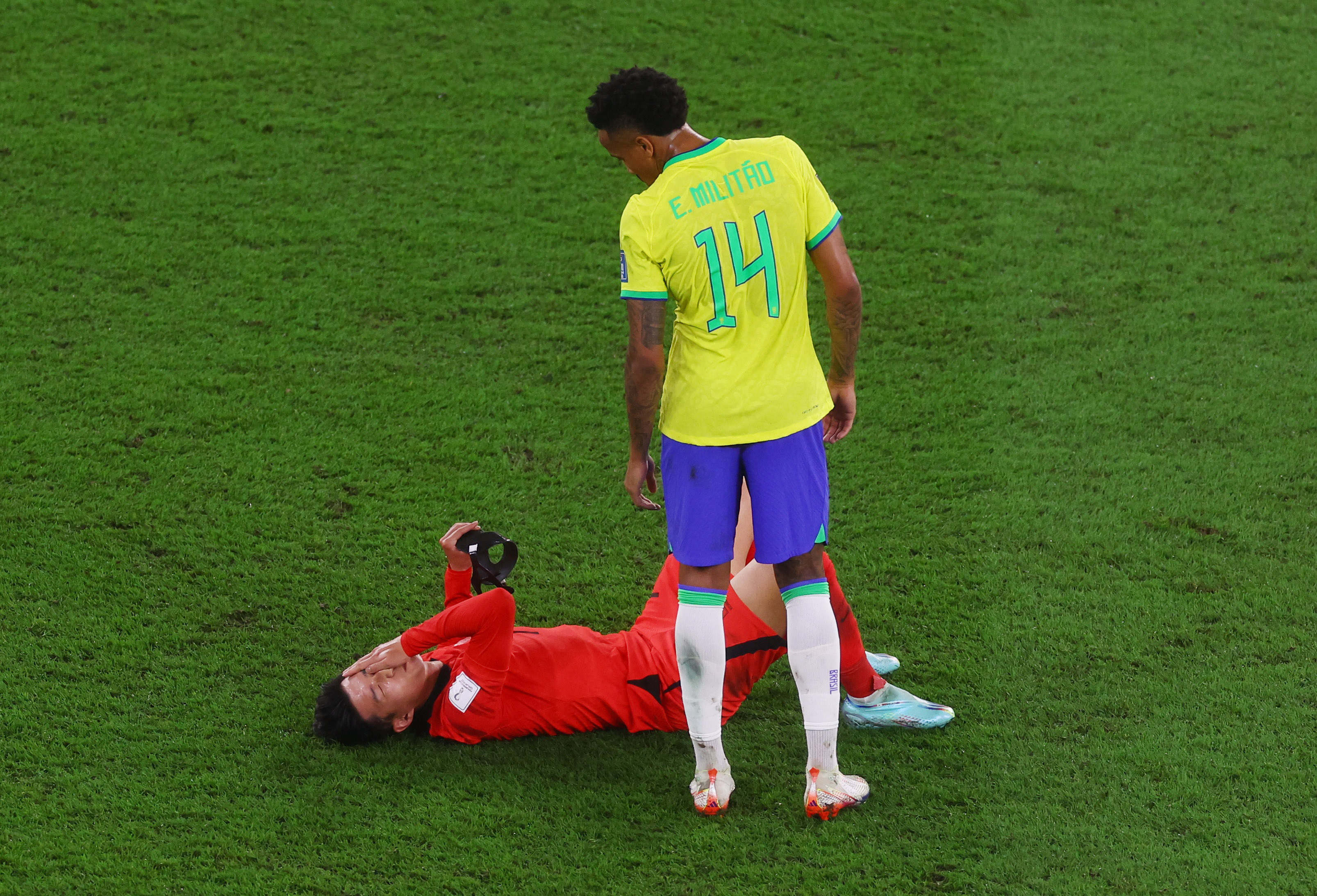 Son Heung-min cae ante la marca de Eder Militao. Foto: REUTERS/Paul Childs