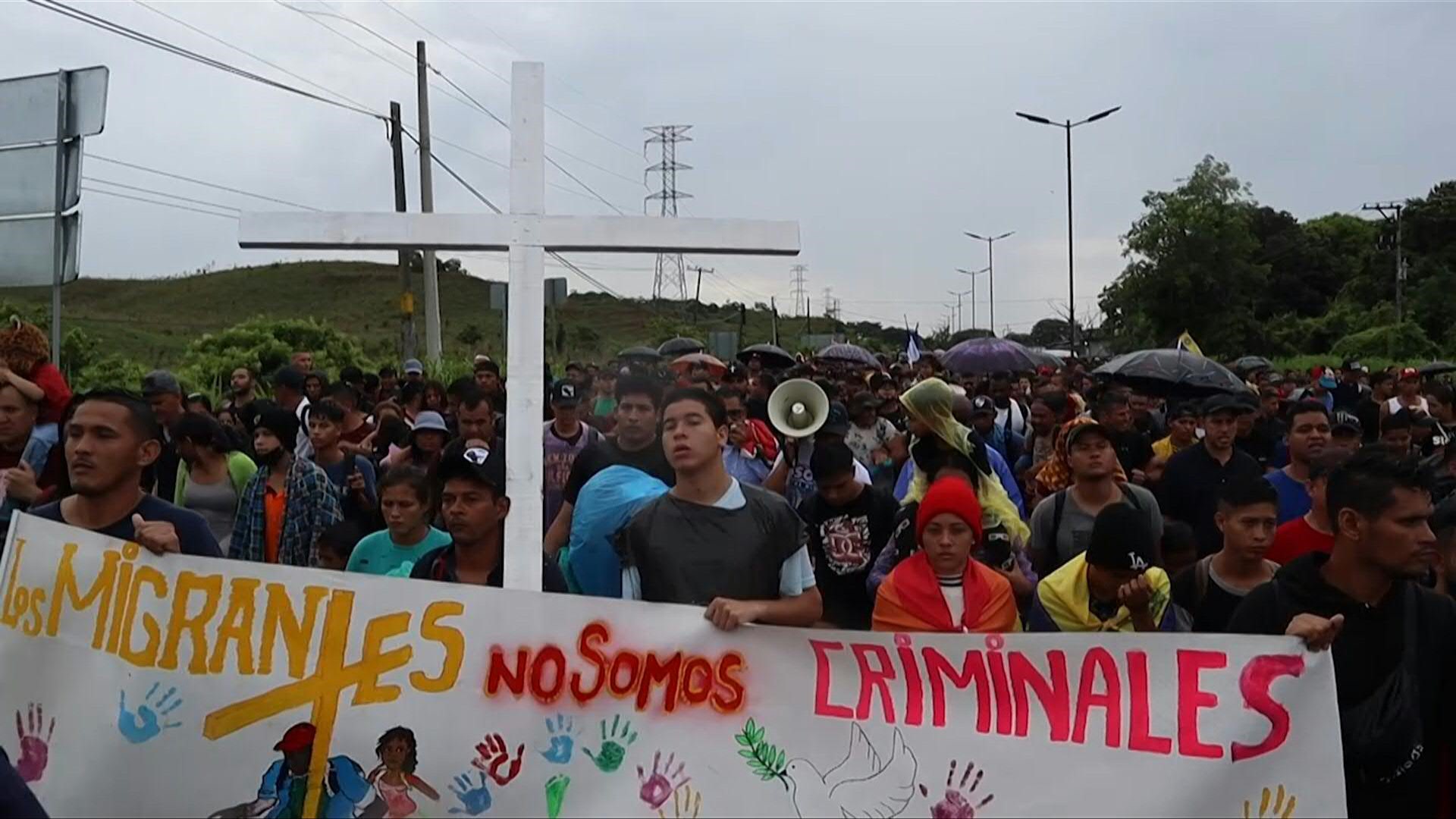 Miles de migrantes indocumentados salieron el lunes de la ciudad de Tapachula, en el sur de México, con la intención de llegar a Estados Unidos, donde comenzaba la Cumbre de las Américas con el tema de la migración en su agenda.