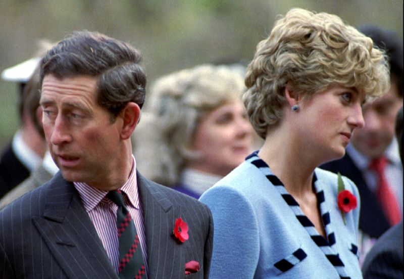 El 12 de julio de 1996, la oficina de prensa de la Reina de Inglaterra anunció la disolución “amistosa” del matrimonio entre Carlos de Inglaterra y Diana de Gales