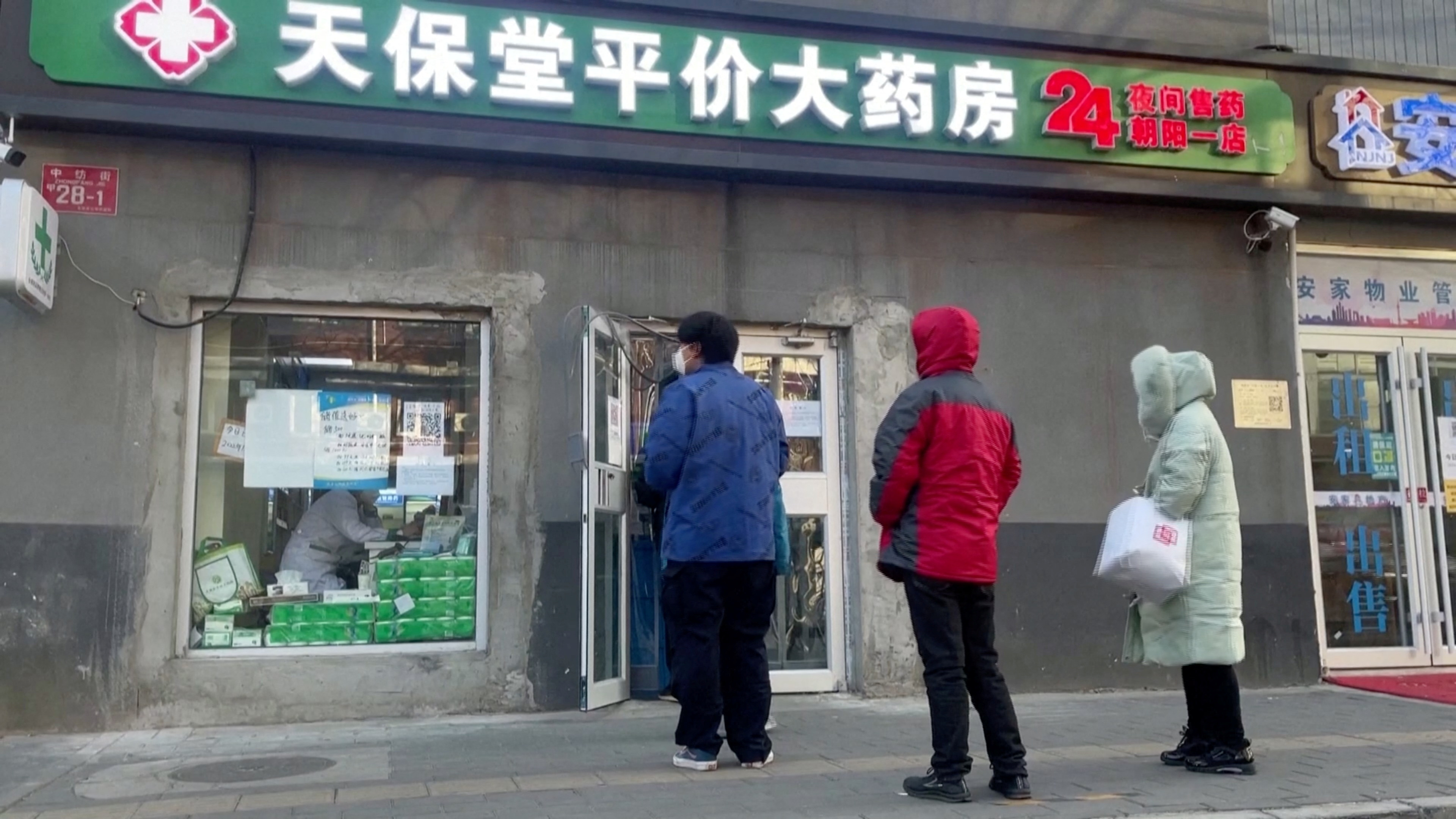 Las filas en las farmacias son postal corriente en la capital china (Reuters)