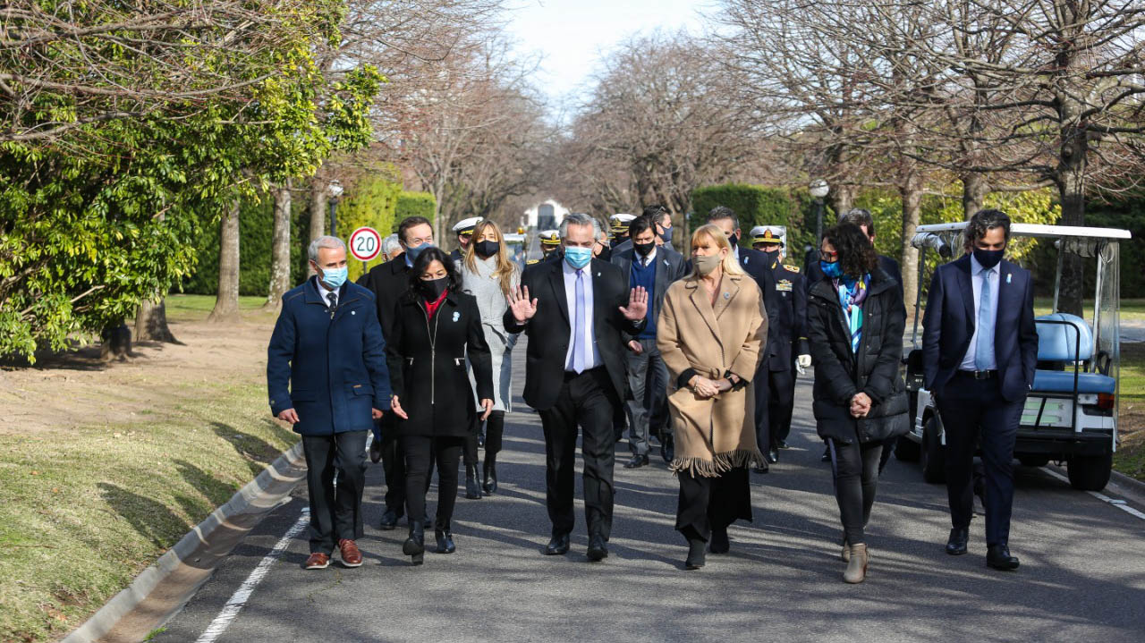 Alberto Fernández dialoga con la ministra de Justicia, Marcela Losardo durante una caminata que realizó el jefe de Estado por los jardines de la Quinta de Olivos junto a otros integrantes de su gabinete