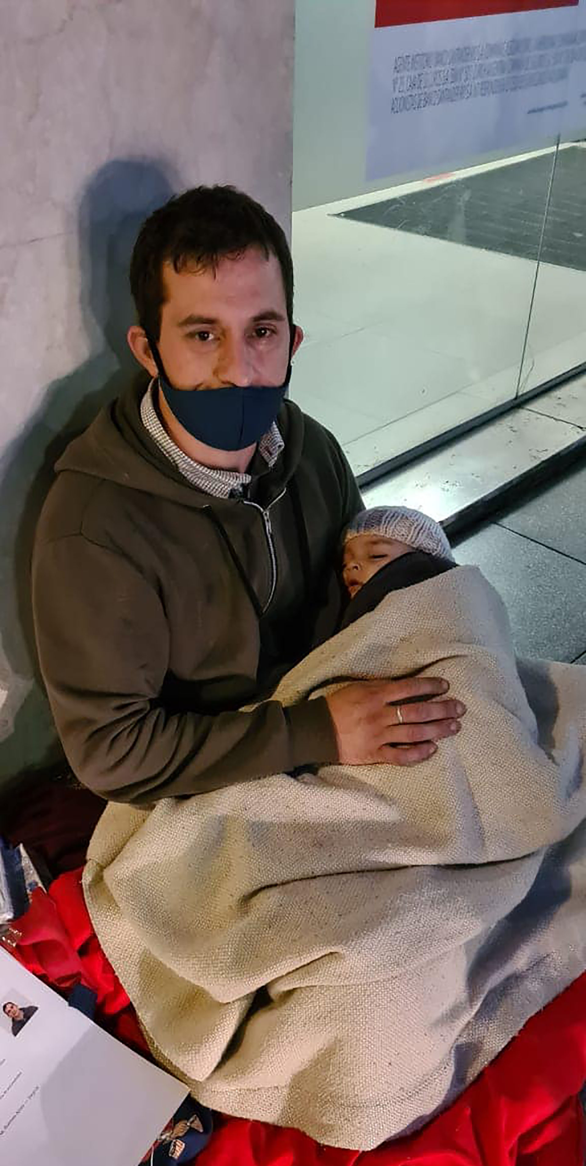 La foto de Ángel junto a su bebé que se hizo viral en las redes y dio pie a la cadena de solidaridad