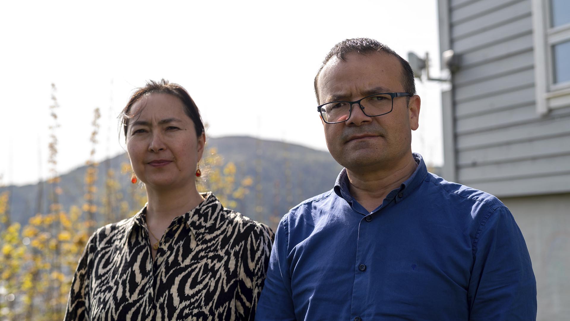 La pareja uigur Mihrigul Musa, a la izquierda, y Abduweli Ayup posan para una fotografía en su jardín en Bergen, Noruega, el 8 de mayo de 2022. Casi una de cada 25 personas en un condado en el corazón uigur de China ha sido sentenciada a prisión por delitos relacionados con el terrorismo. cargos, en lo que es la tasa de encarcelamiento más alta conocida en el mundo, según muestra una revisión de Associated Press de datos filtrados. Ayup y Musa conocían a amigos y familiares condenados a prisión según la lista. (Foto AP/Paul Johannessen)