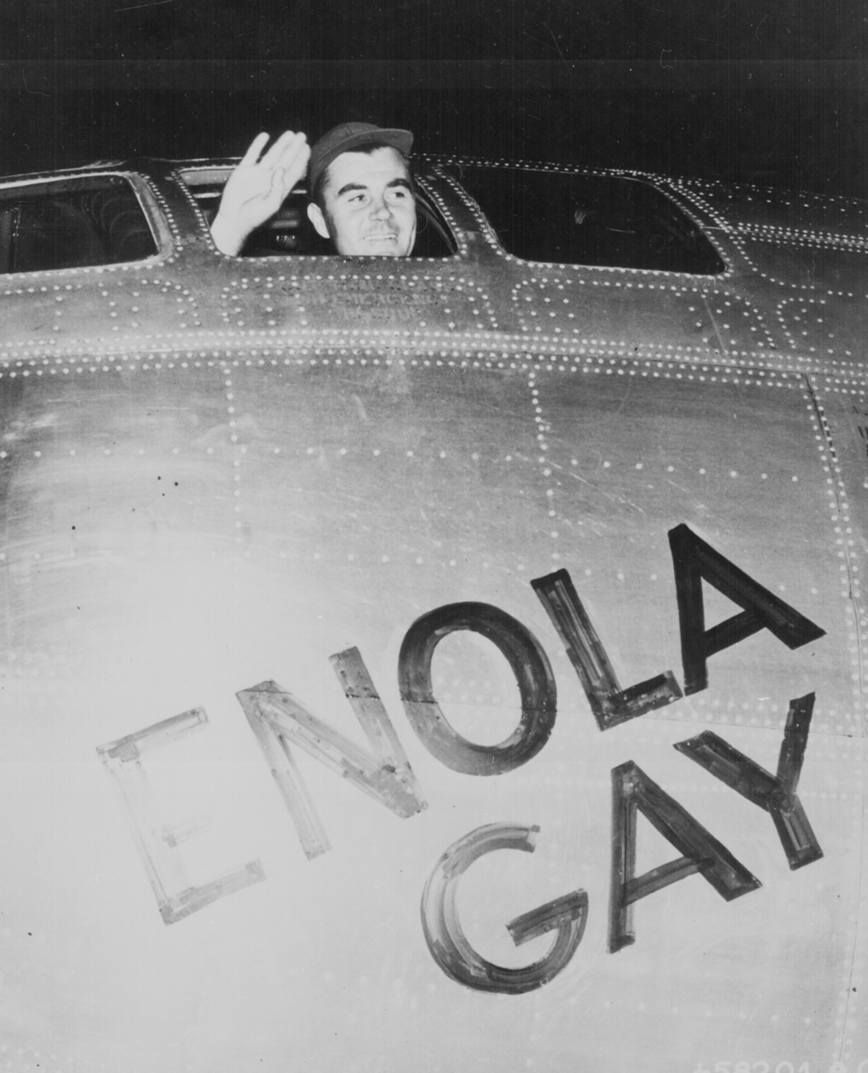El coronel Paul Tibbets, piloto del Enola Gay, el avión que lanzó la bomba atómica sobre Hiroshima, saluda desde su cabina antes de despegar de Tinian el 6 de agosto de 1945 (Administración Nacional de Archivos y Registros de EE. UU./ REUTERS)