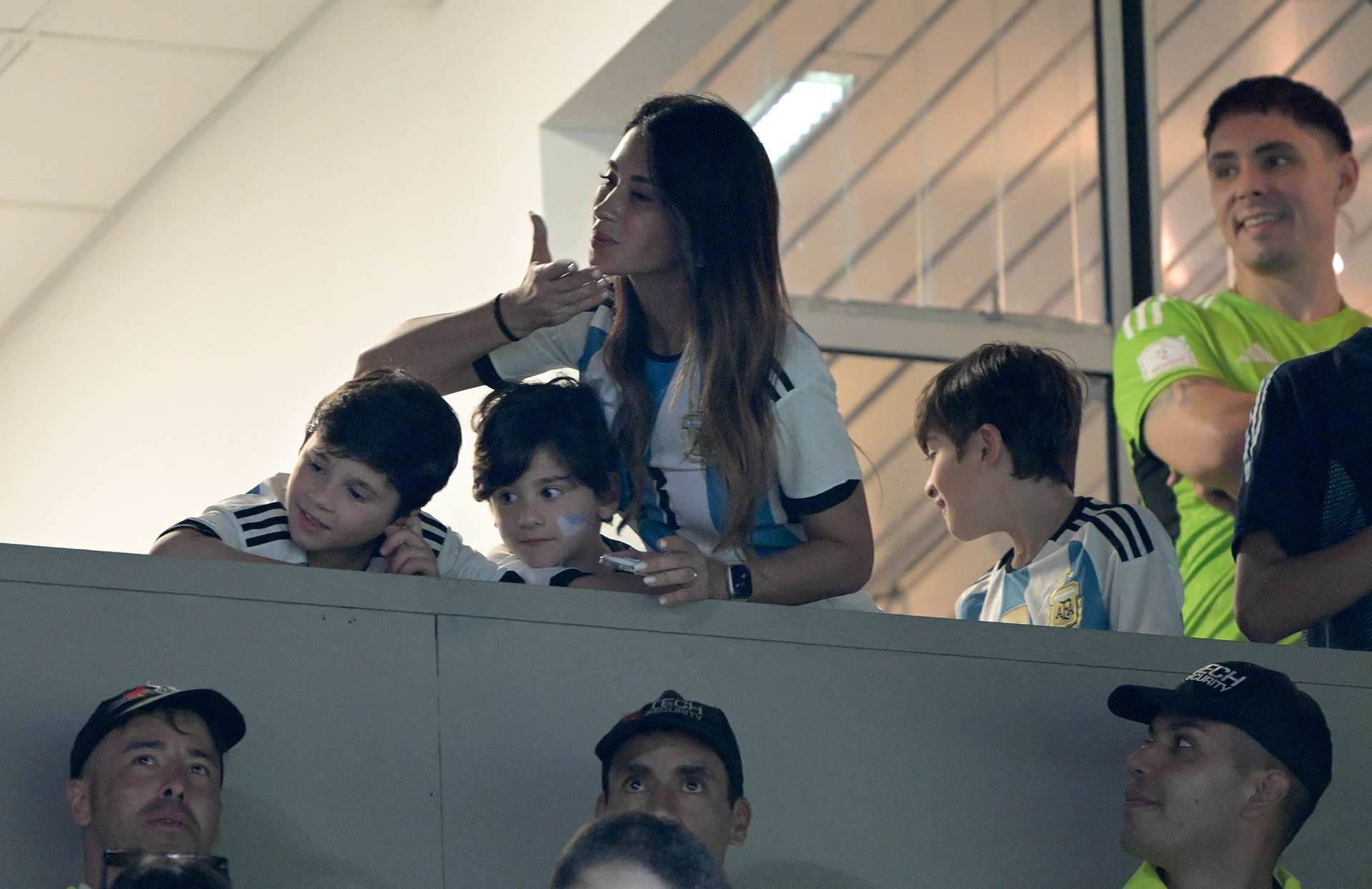 Antonela Roccuzzo y familia en la fiesta de la Selección (AFP)