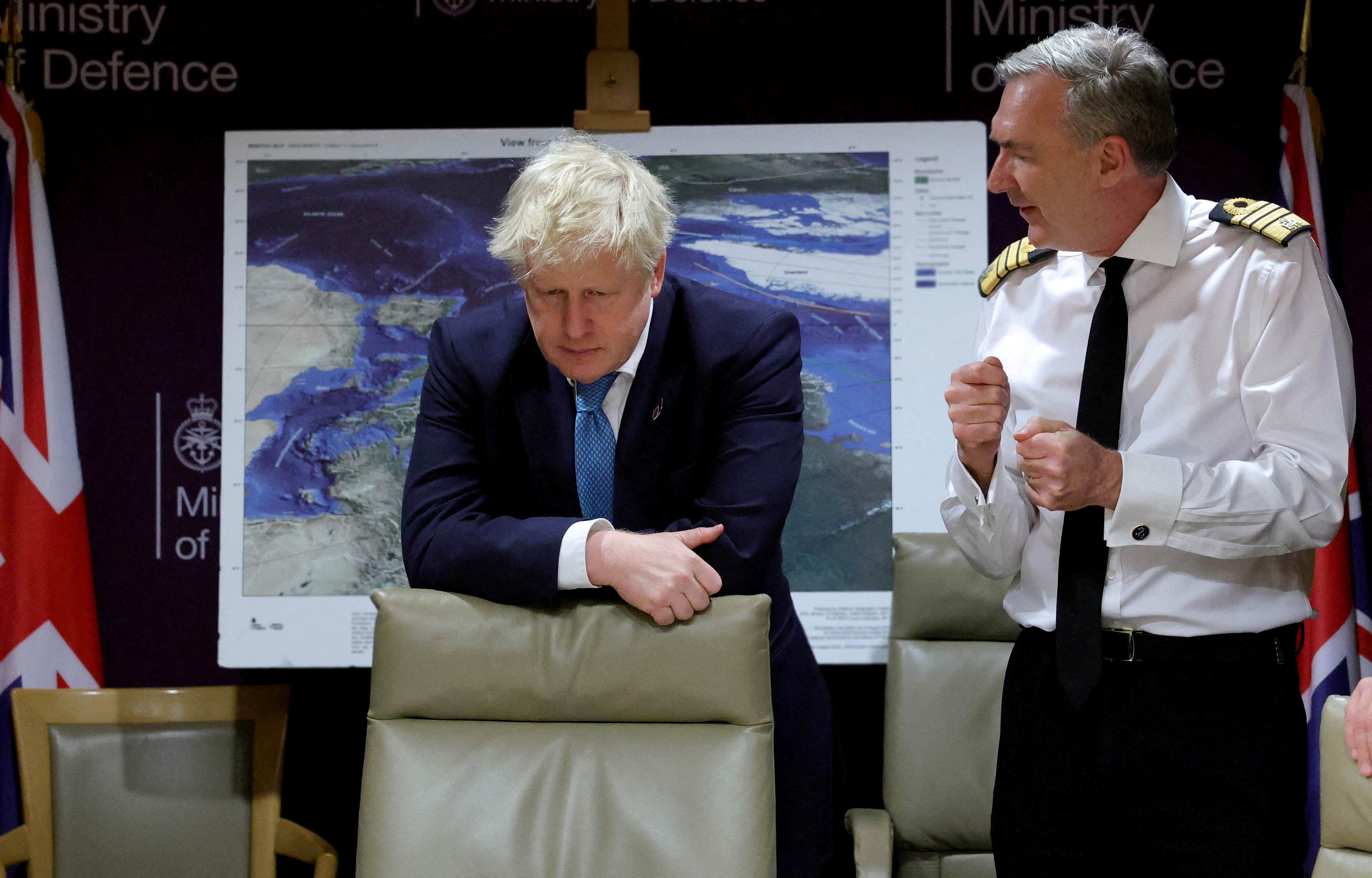 El secretario de Estado para las fuerzas armadas, James Heappey, junto a Boris Johnson (Andrew Parsons/No 10 Downing Street/REUTERS)