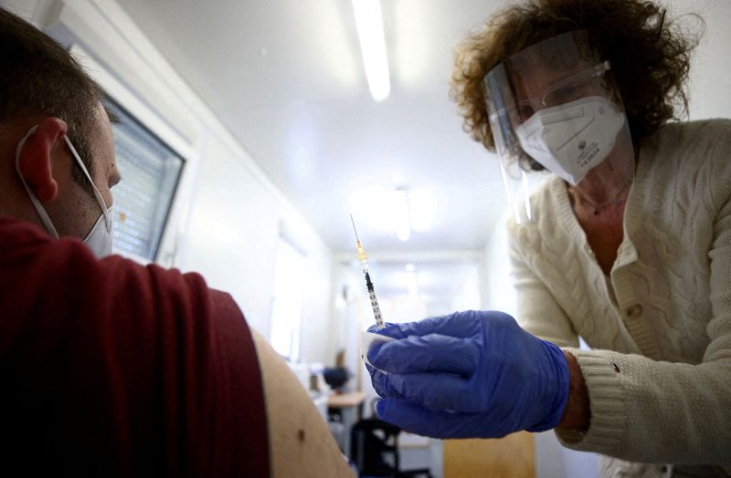 FOTO DE ARCHIVO: Un médico vacuna a una persona con una dosis de la vacuna COVID-19 de Pfizer-BioNTech en Viena, Austria 26 de abril de 2021. REUTERS/Lisi Niesner