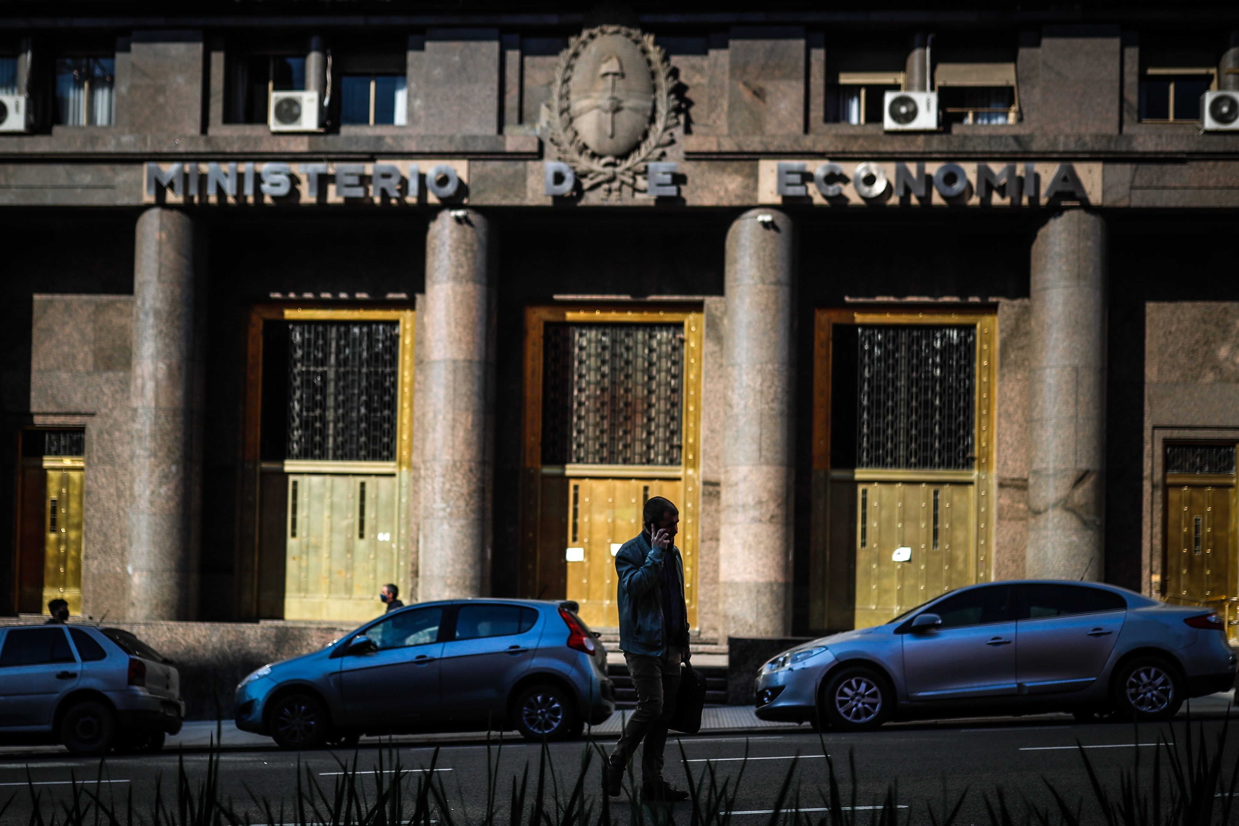 Una persona camina frente al Ministerio de Economía en Buenos Aires (Argentina). EFE/Juan Ignacio Roncoroni/Archivo
