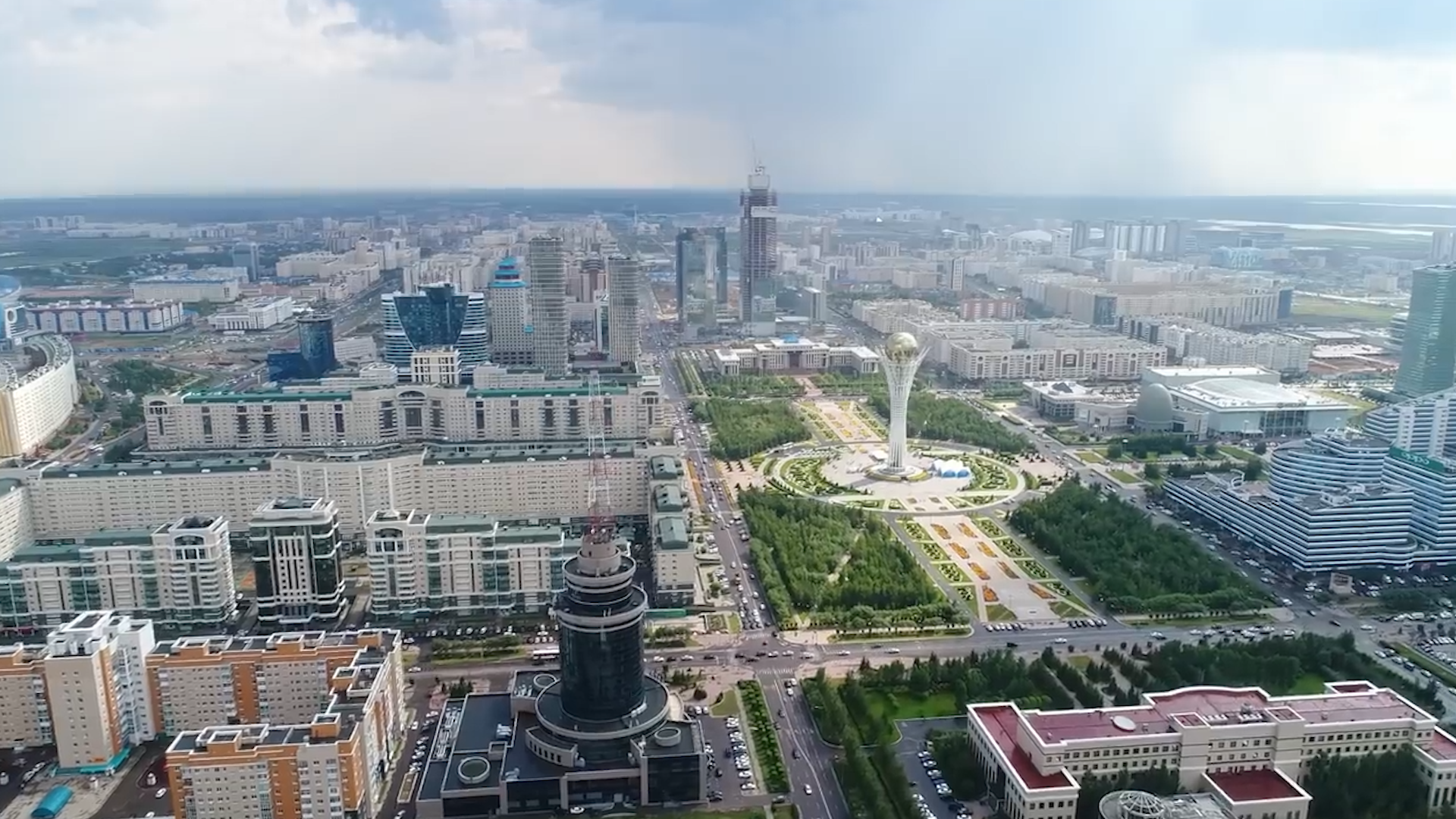 Es un destino turístico en alza, gracias al renovado interés por la Ruta de la Seda en Asia Central. La antigua república soviética ha apostado por el alojamiento en casas particulares. De esta manera, la Asociación de Turismo de Kazajistán ha creado un programa de capacitación para que los lugareños se formen y ofrezcan sus ‘yurtas’ particulares a cambio de beneficios económicos. Las familias que se animen no solo pondrán a disposición de los visitantes sus hogares sino que ofrecerán experiencias kazajas auténticas para estimular así la economía rural: paseos a caballo por la estepa, rutas por la naturaleza, visitas a aldeas y clases de cocina