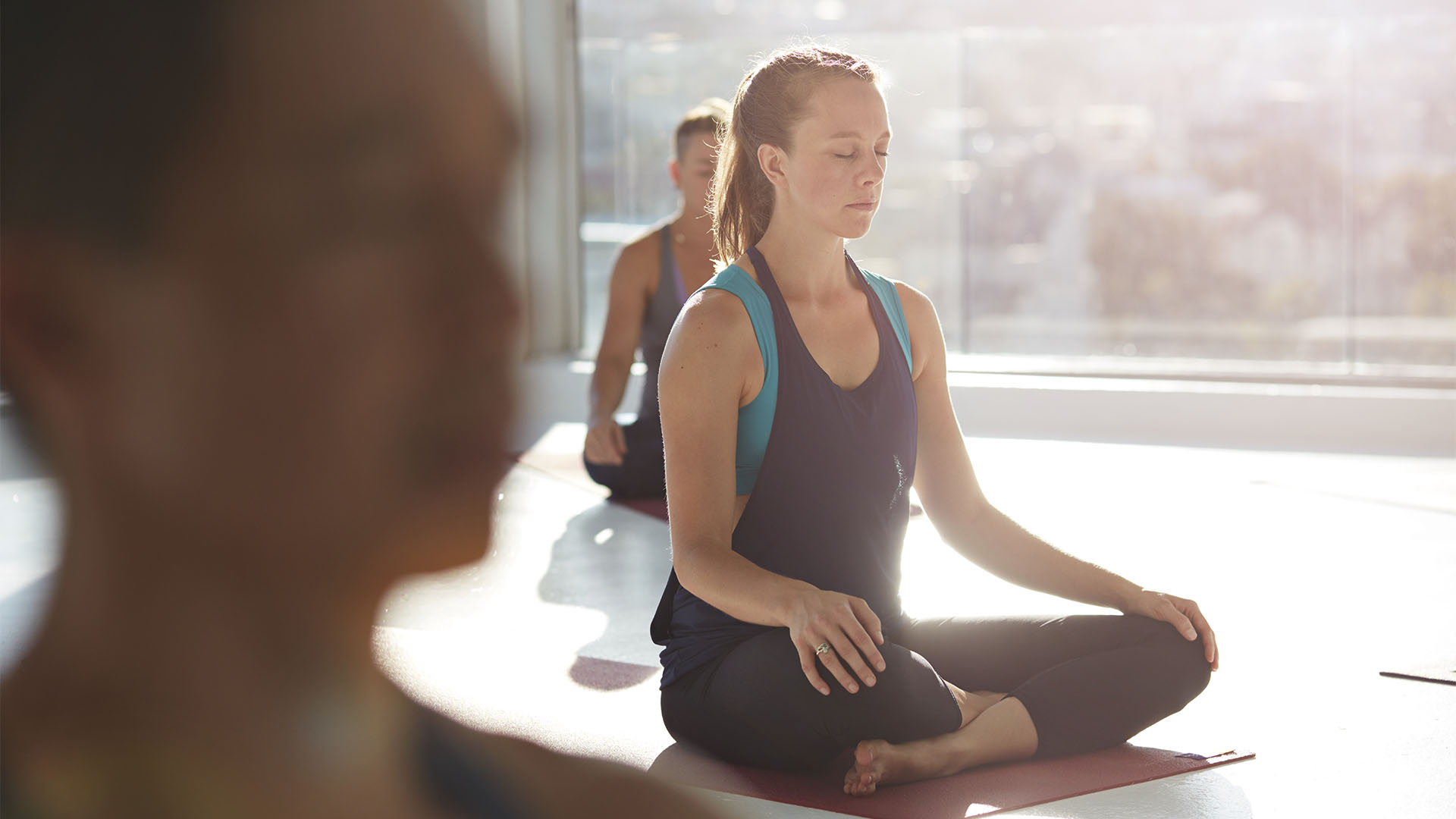La meditación o practicar yoga u otras técnicas de control del estrés también contribuyen a retrasar el envejecimiento biológico (Getty)