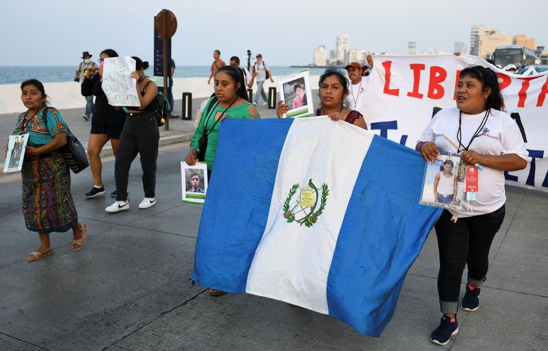 Imagen de archivo. Madres centroamericanas sostienen una bandera de El Salvador y fotos de migrantes que desaparecieron mientras viajaban tratando de llegar a la frontera de Estados Unidos, durante una manifestación en Veracruz, México. 6 de mayo de 2022. REUTERS/Yahir Ceballos