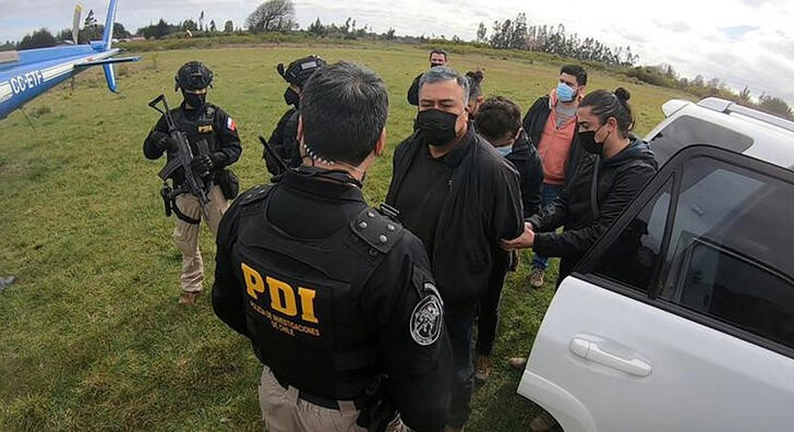 Uno de los puntos más controvertidos de la nueva constitución es el de los derechos que otorga a los mapuches. Héctor Llaitul, líder activista mapuche, quien es investigado por delitos contra la seguridad del Estado, fue detenido la última semana. Policia de Investigaciones de Chile/Distribuida vía REUTERS. 